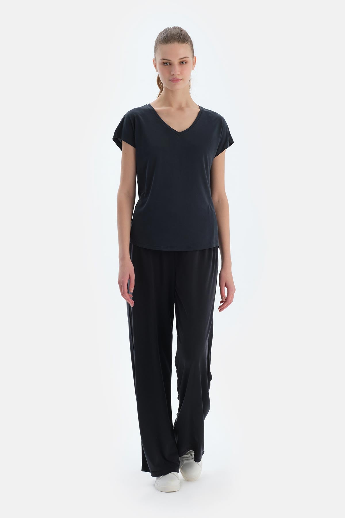 Siyah V Yaka Modal Tişört