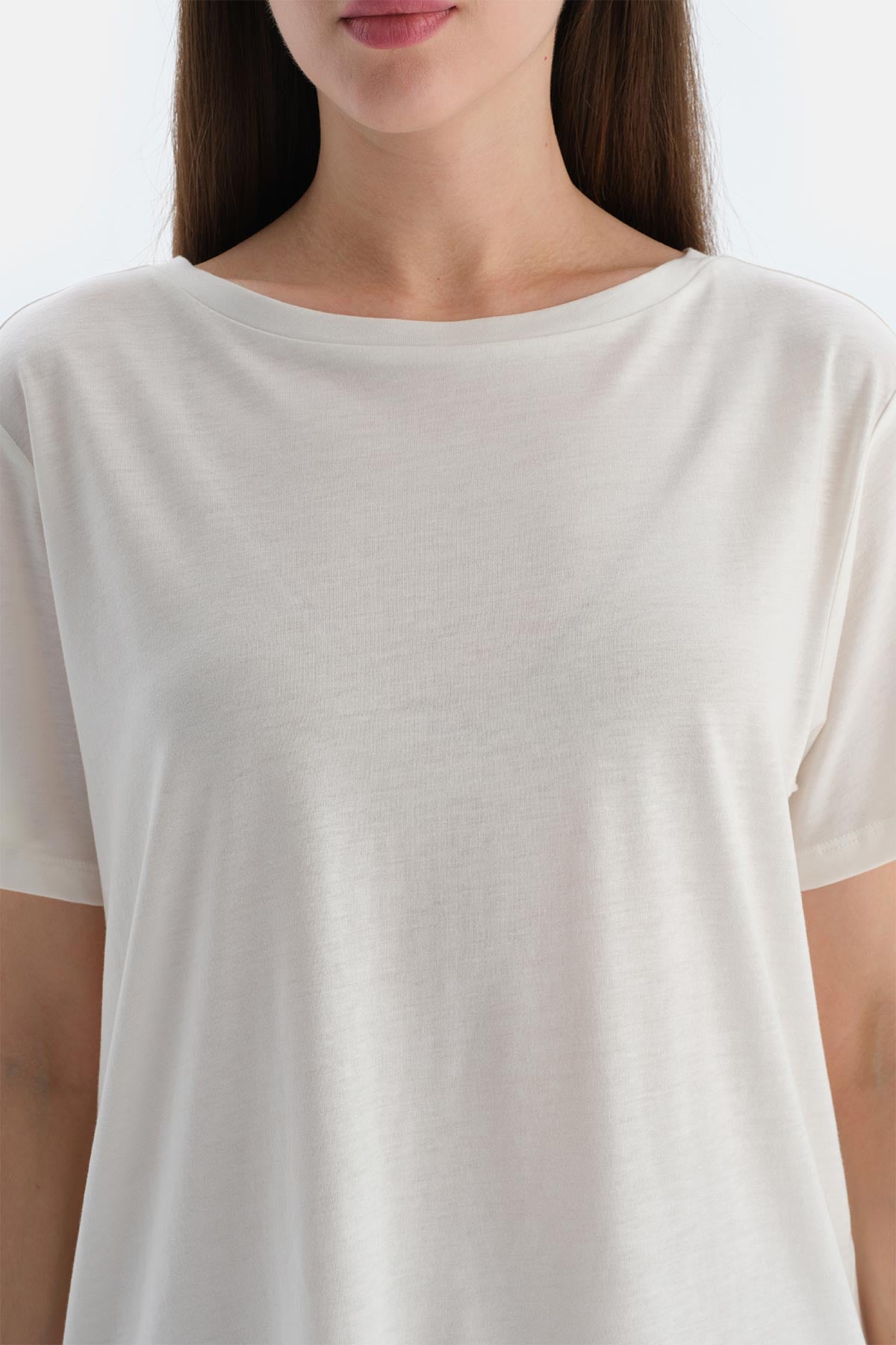 Kırık Beyaz Kadın Lyocell Karışımlı Tişört