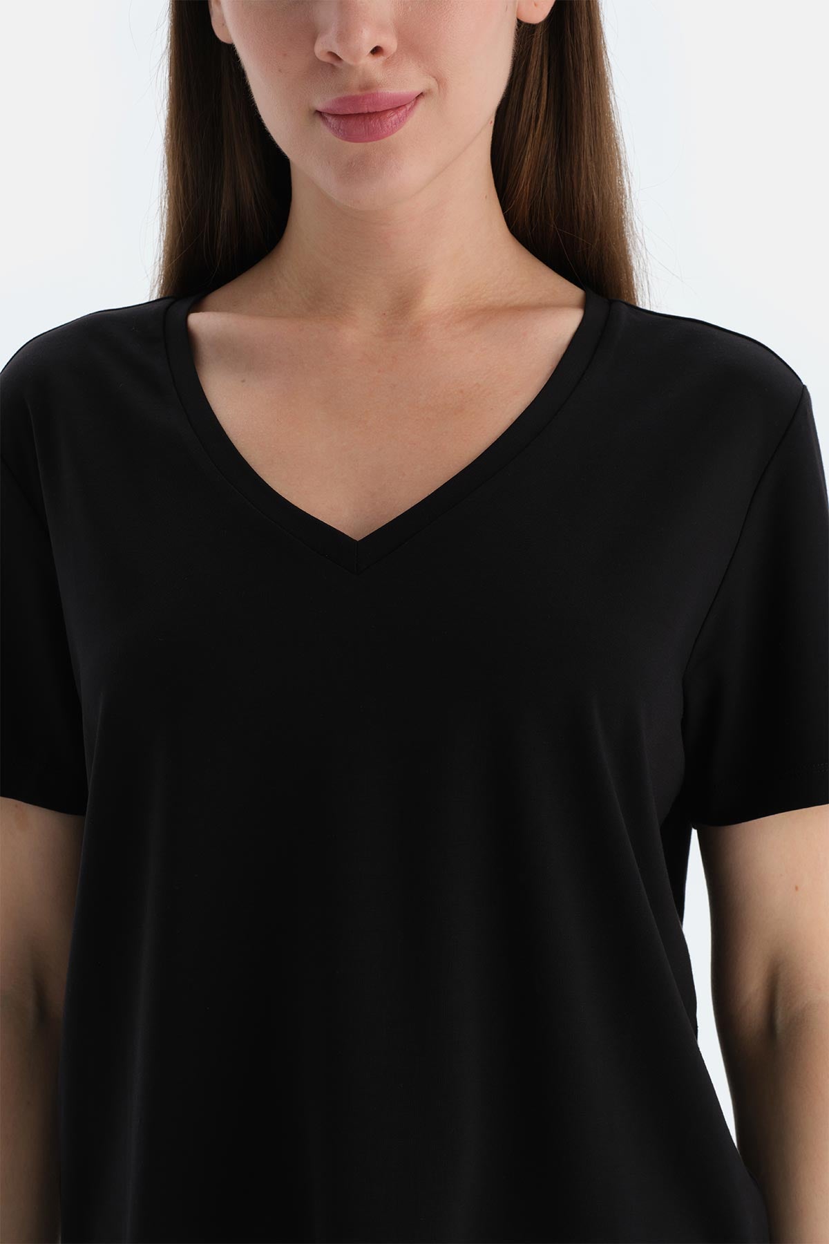 Siyah V Yaka Kısa Kollu Tişört