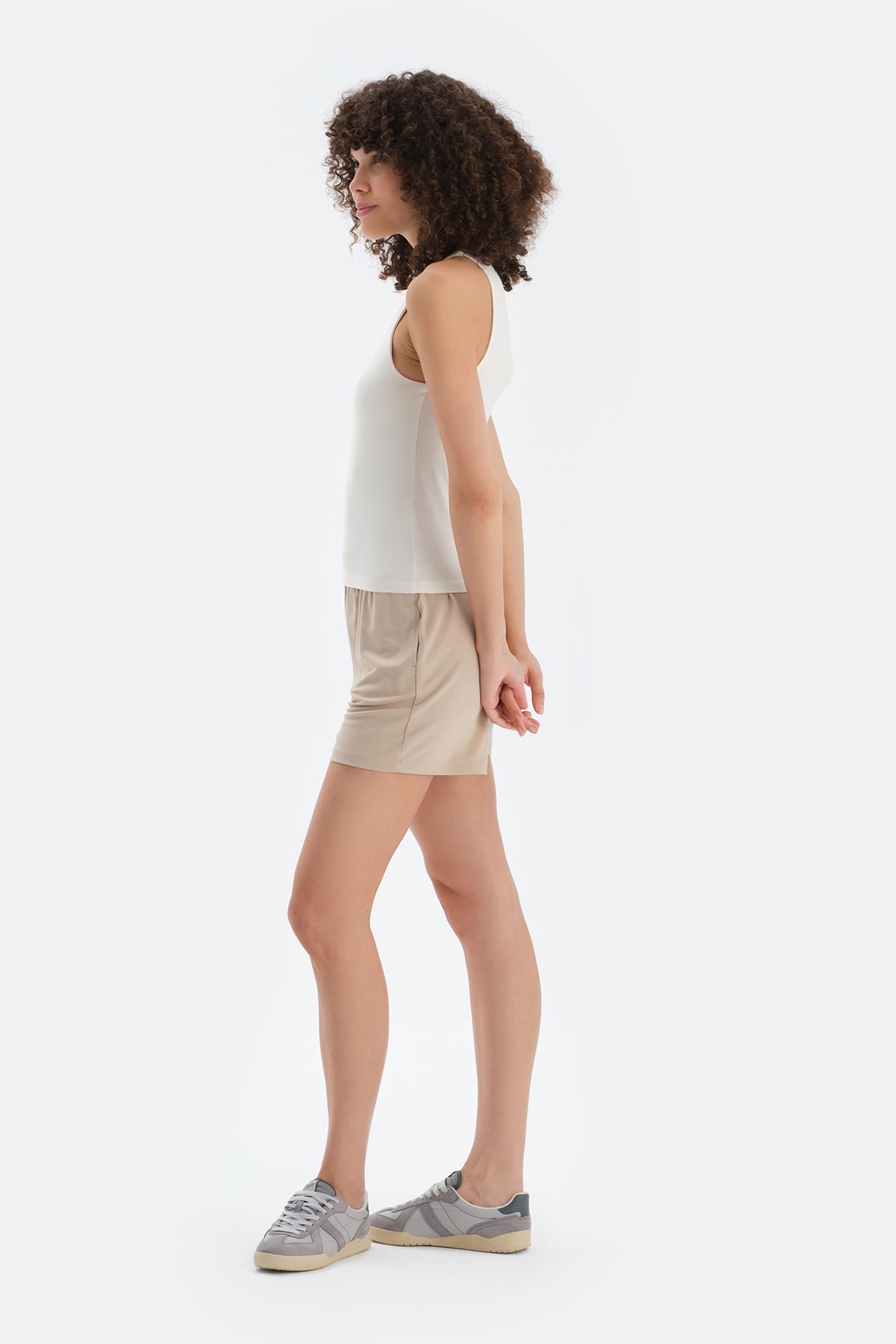 Ekru Halter Yaka Atlet