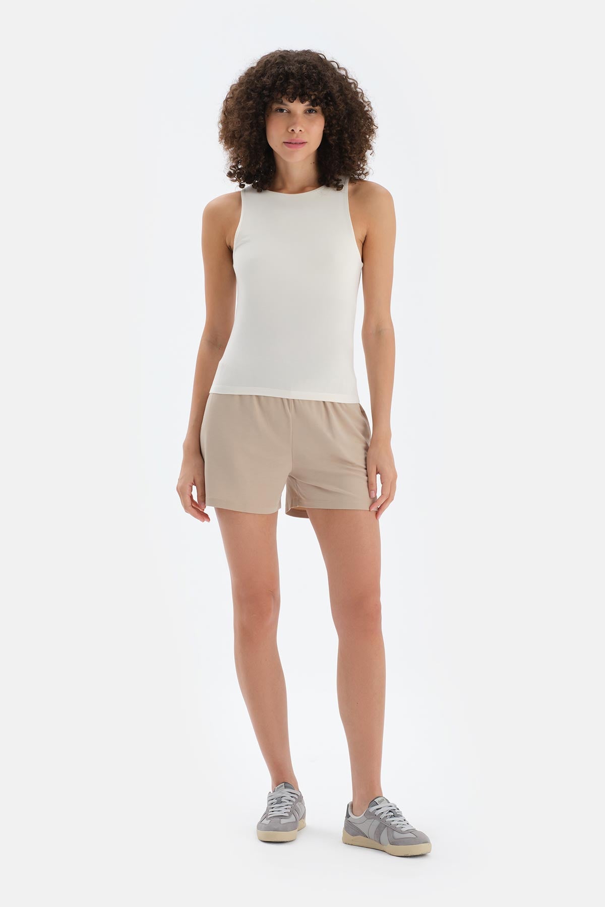 Ekru Halter Yaka Atlet