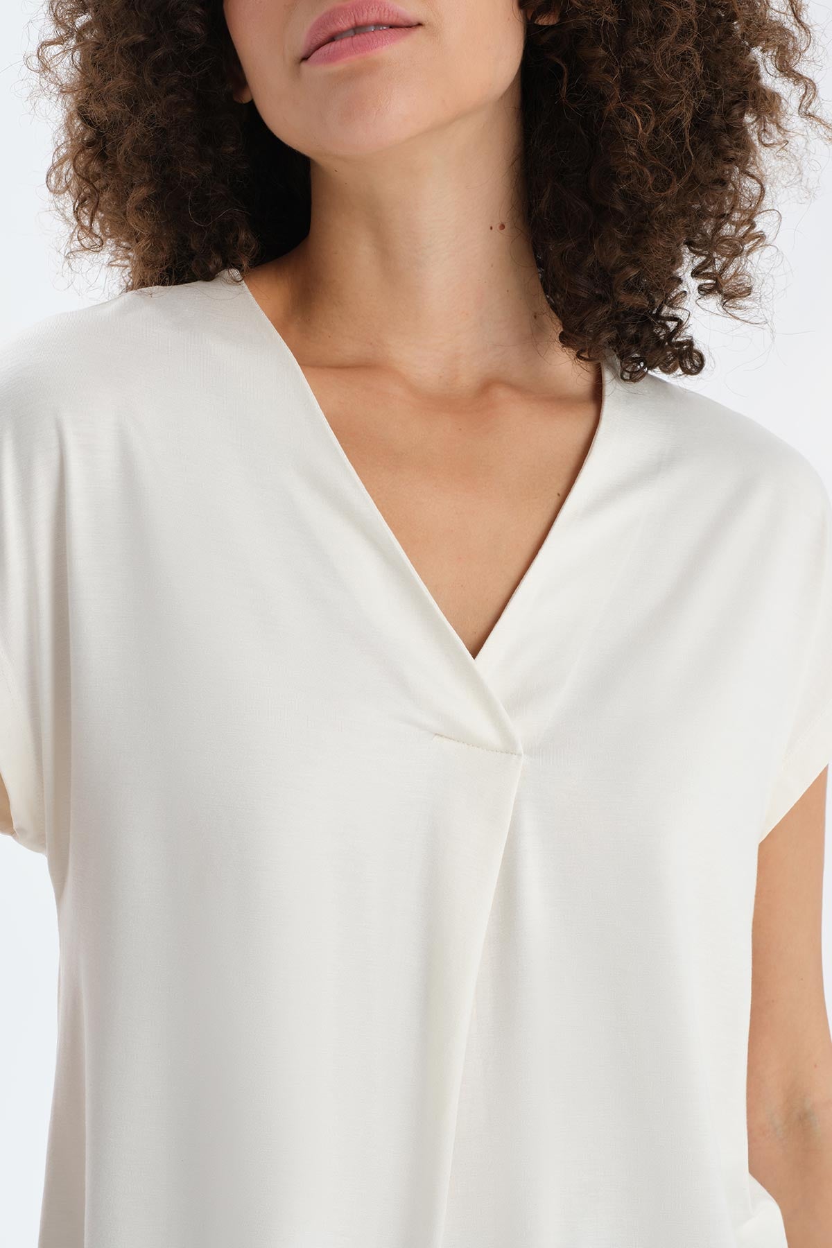 Ekru V Yaka Pilikaşeli Viskon Tişört