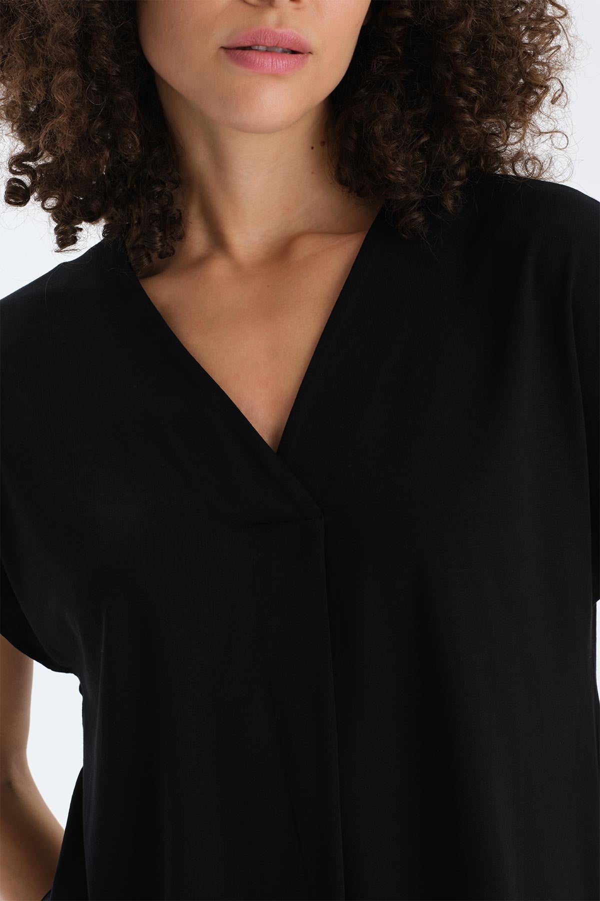 Siyah V Yaka Pilikaşeli Viskon Tişört