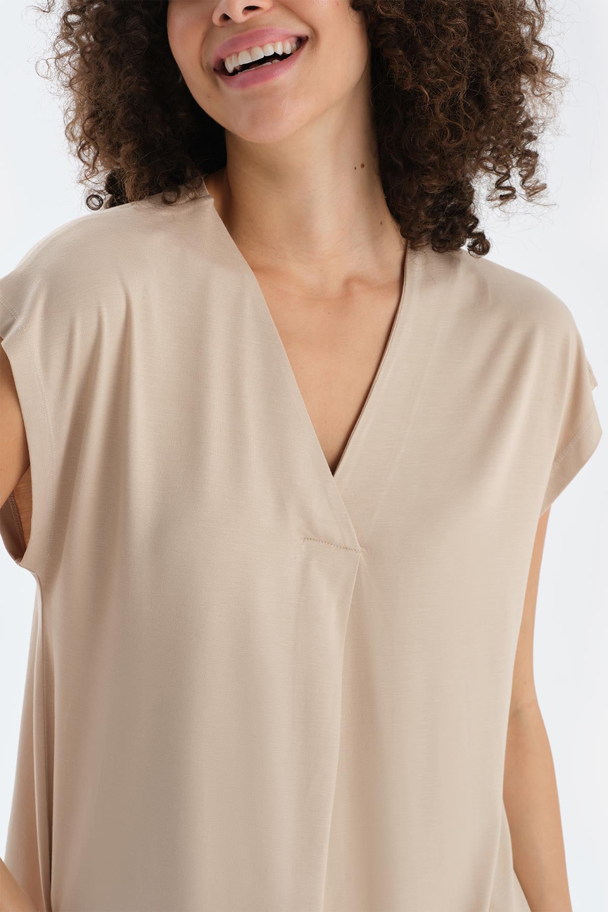 Taş V Yaka Pilikaşeli Viskon Tişört