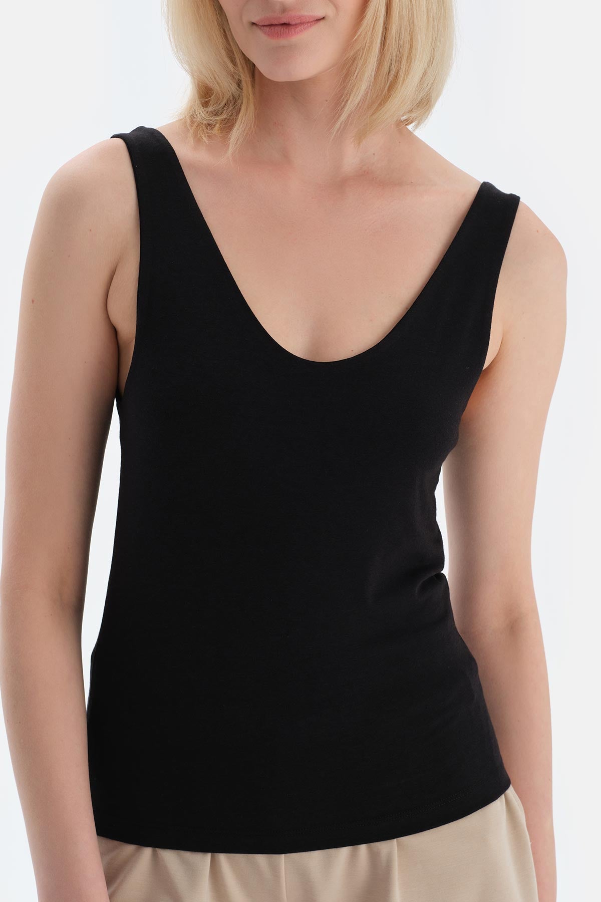 Siyah V Yaka Kalın Askılı Atlet