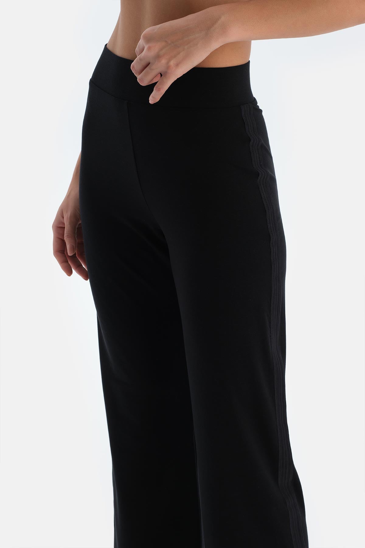 Siyah Basıc Yanı Şerit Dantel Detaylı Pantolon