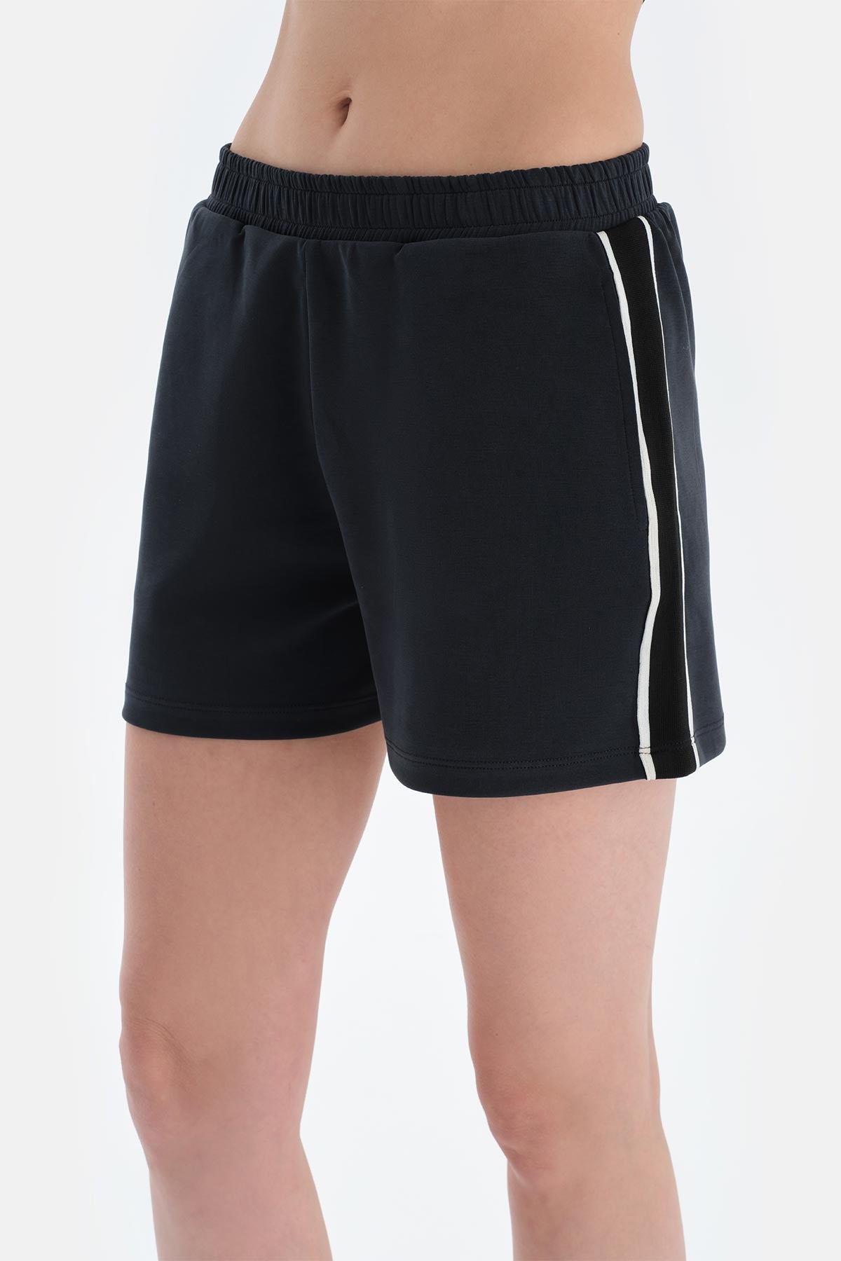 Siyah Kadın Modal Karışımlı Yan Şerit Detaylı Şort