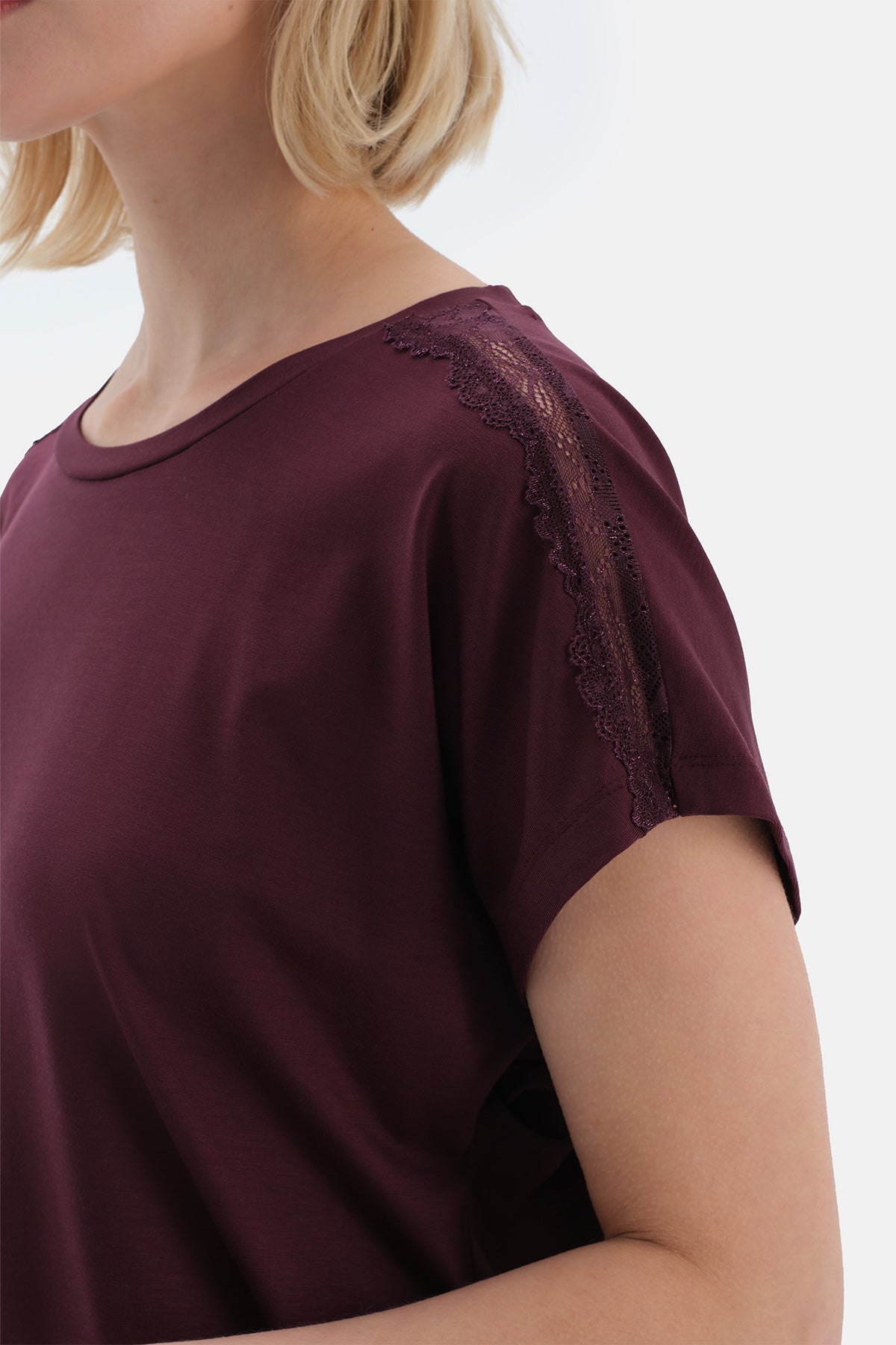 Mürdüm Dantel Detaylı Kısa Kollu Viskon Tişört Pantolon Pijama Takımı