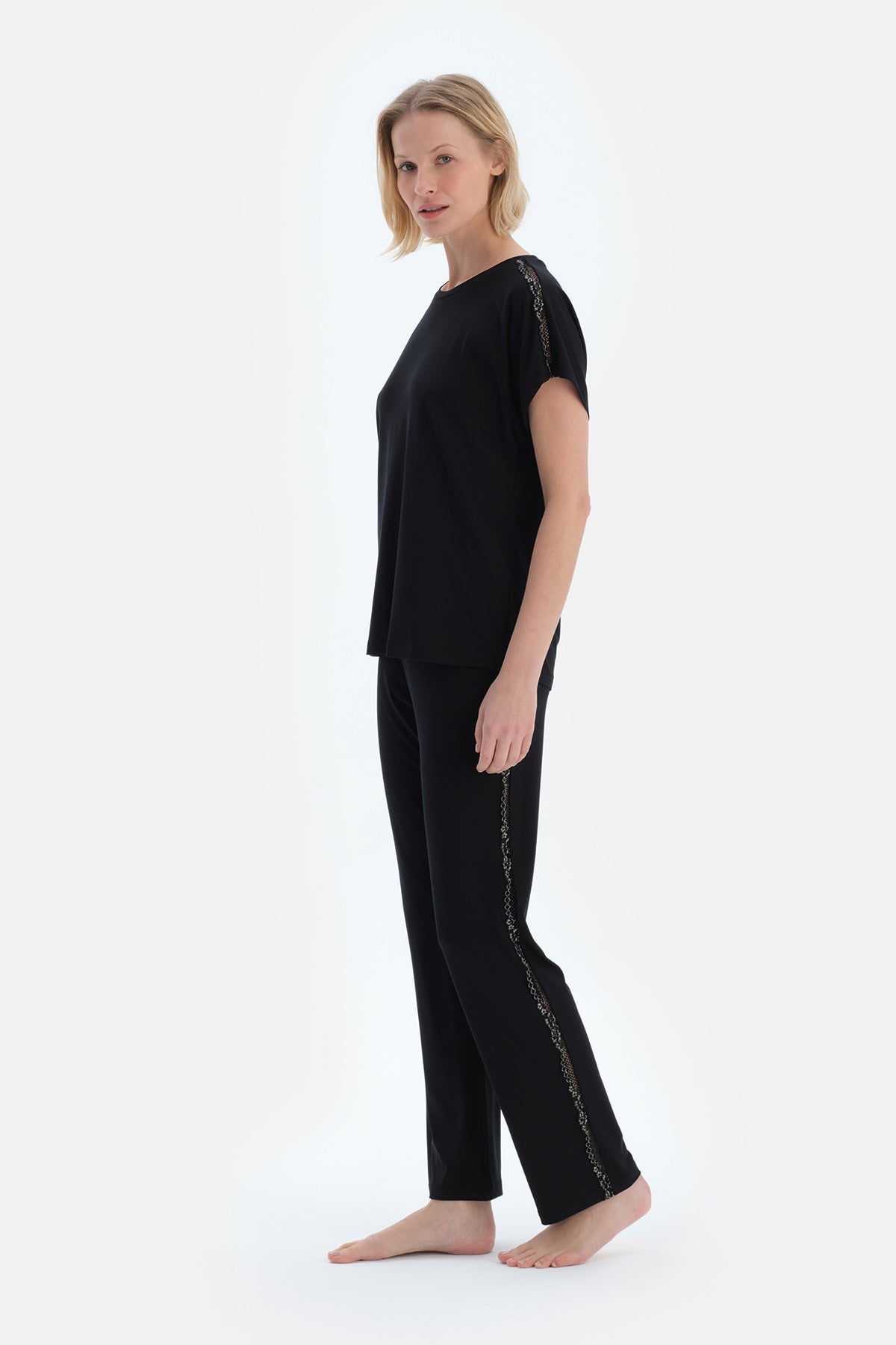 Siyah Dantel Detaylı Kısa Kollu Viskon Tişört Pantolon Pijama Takımı