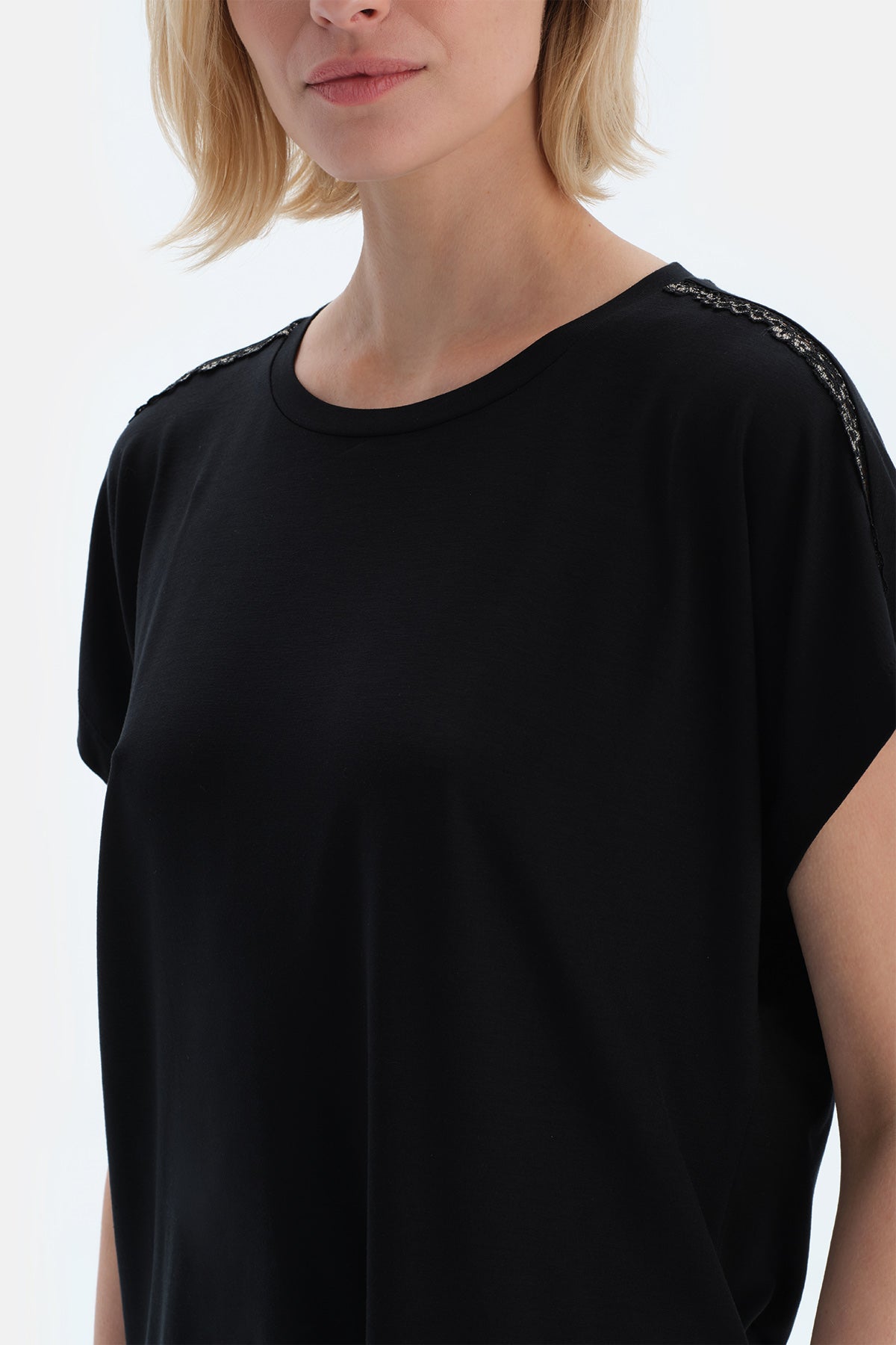 Siyah Dantel Detaylı Kısa Kollu Viskon Tişört Pantolon Pijama Takımı