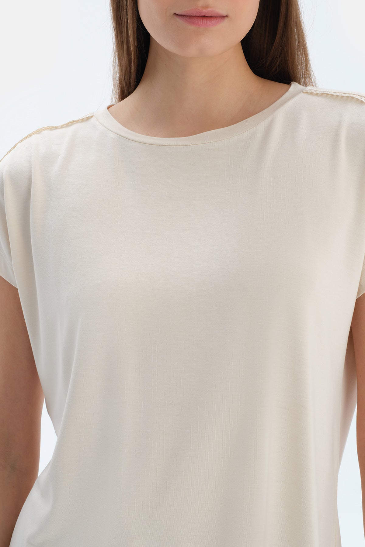 Ekru Dantel Detaylı Tişört Pantolon Pijama Takımı