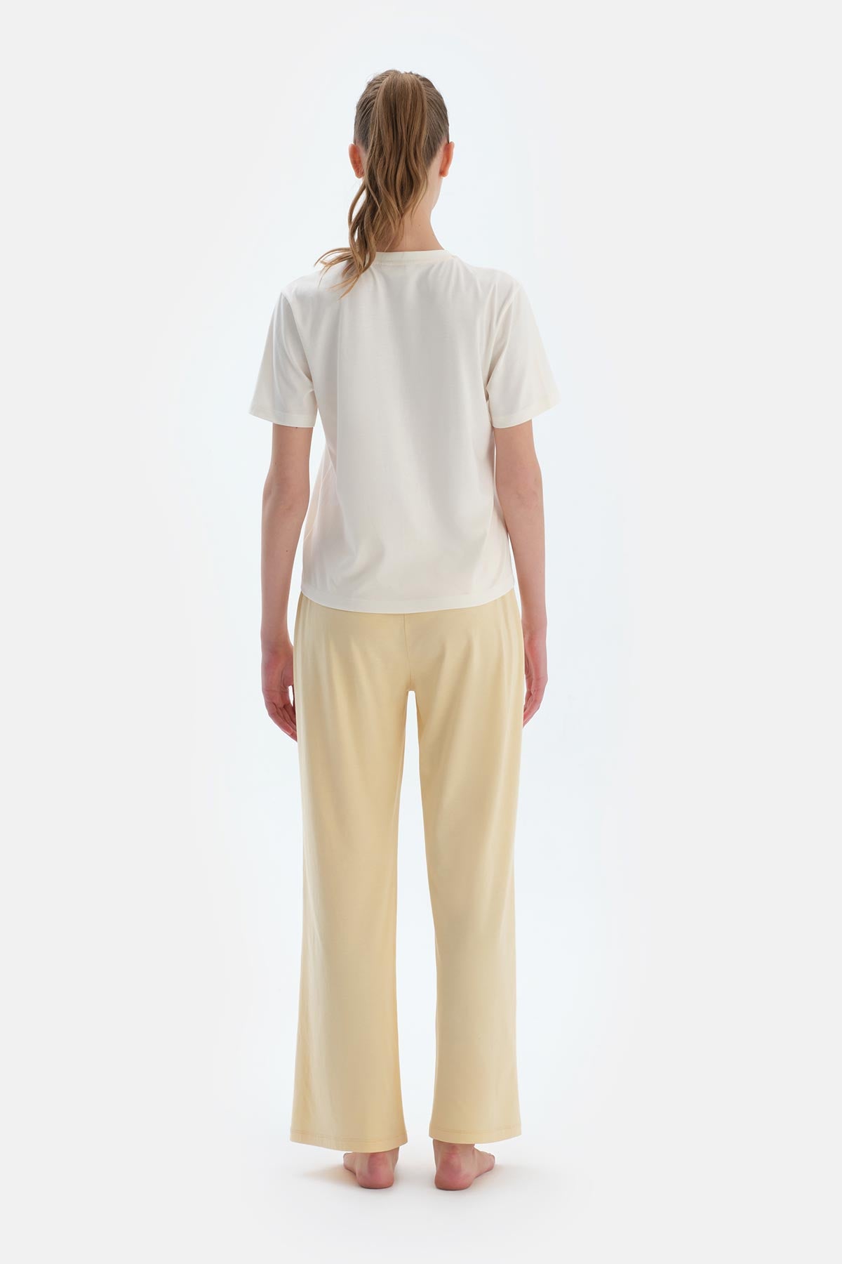 Ekru Dokuma Etiket Detaylı Tişört Pantolon Pijama Takımı