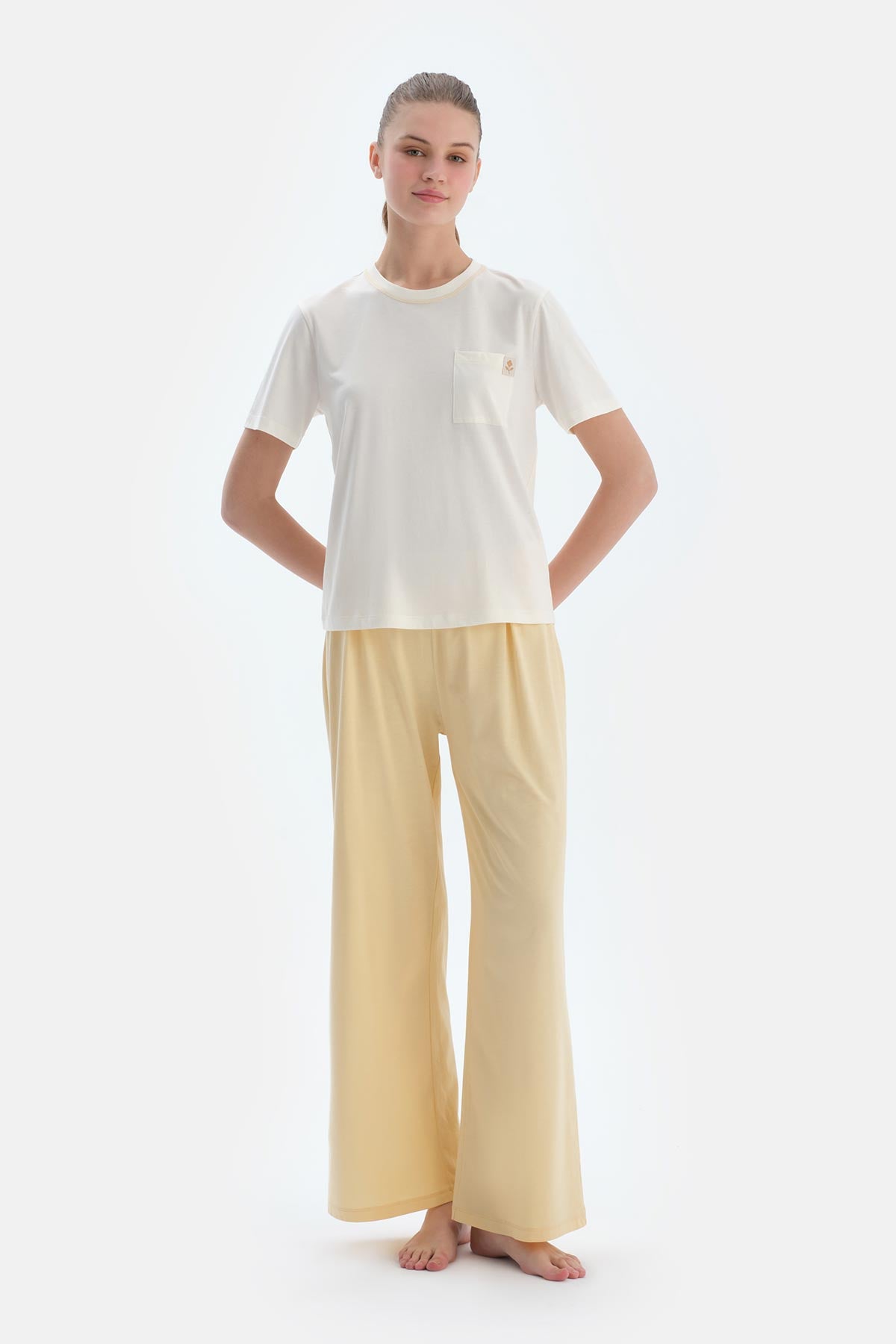 Ekru Dokuma Etiket Detaylı Tişört Pantolon Pijama Takımı