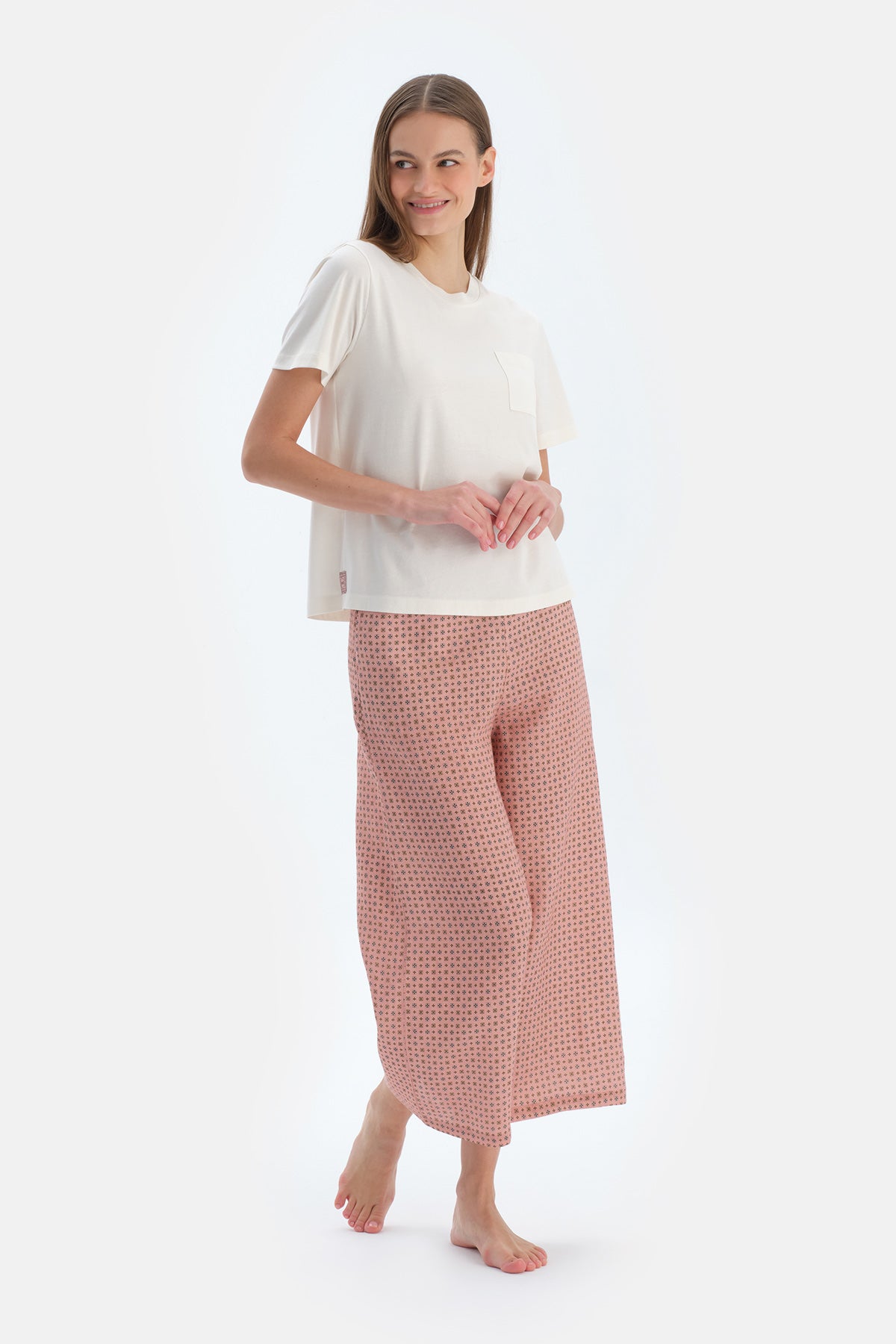 Ekru Bisiklet Yaka Tişört Dokuma Pantolonlu Pijama Takımı