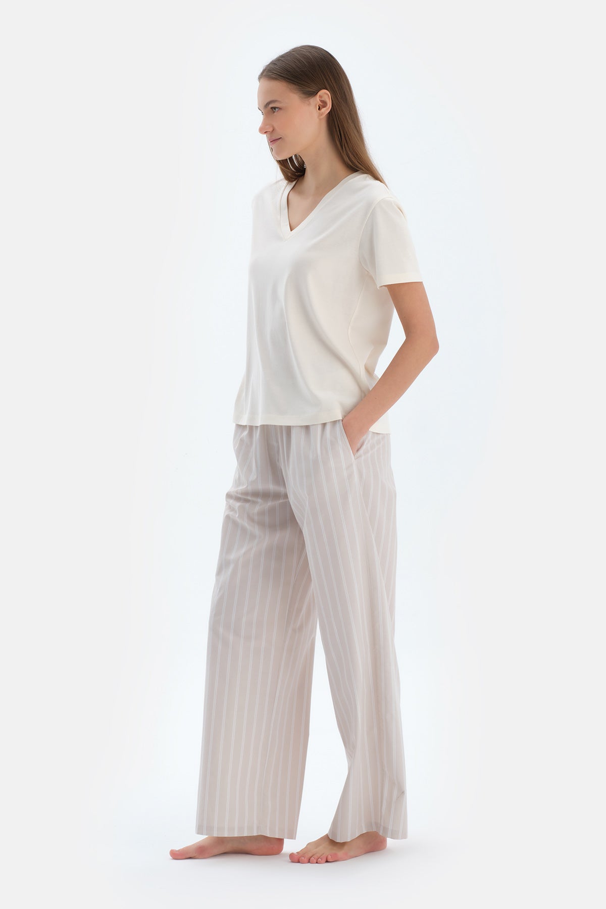 Ekru V Yaka Dokuma Pantolonlu Pijama Takımı
