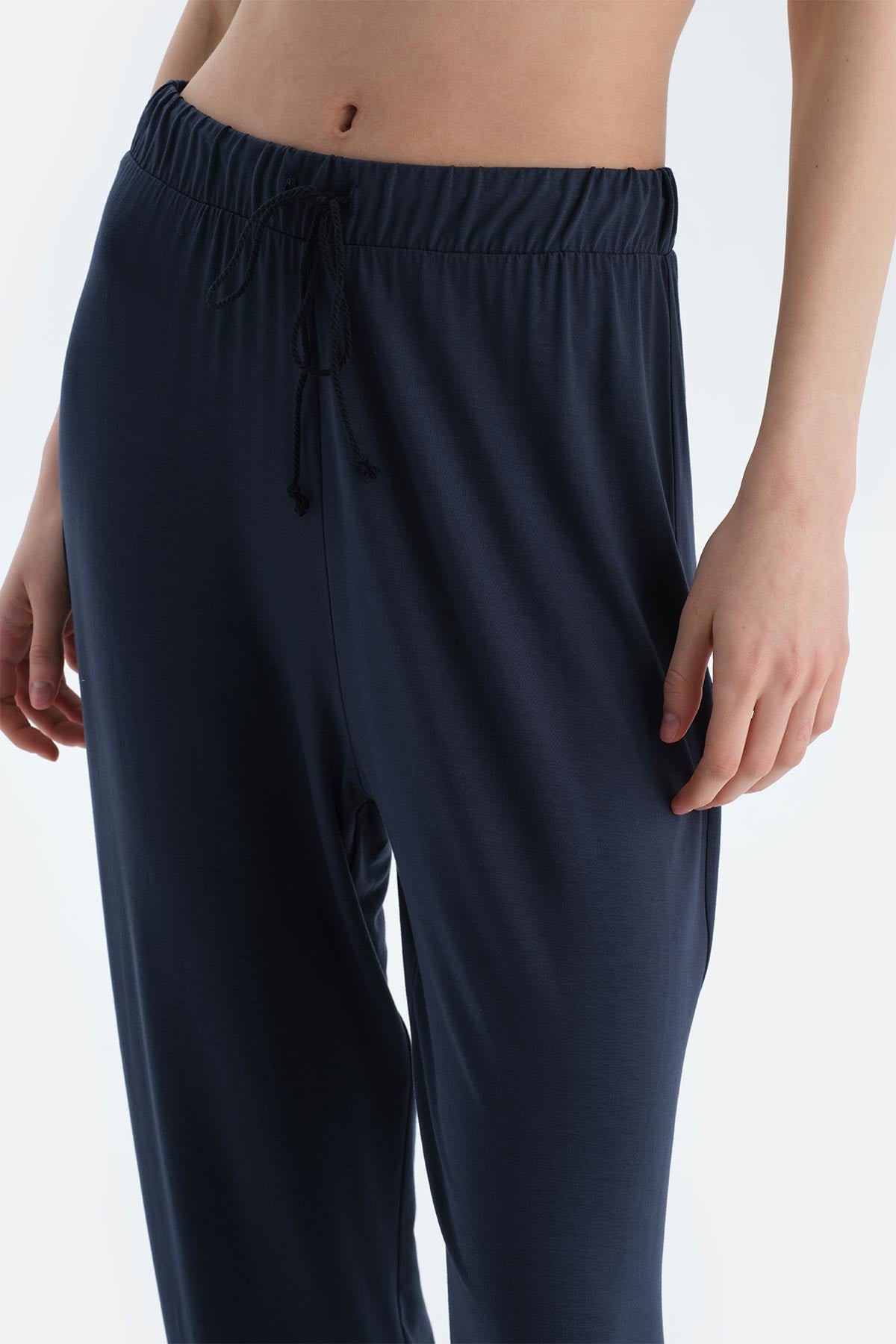 Kırık Beyaz Düşük Omuzlu Dikiş Detaylı Viskon Tişört Pantolon Pijama Takımı