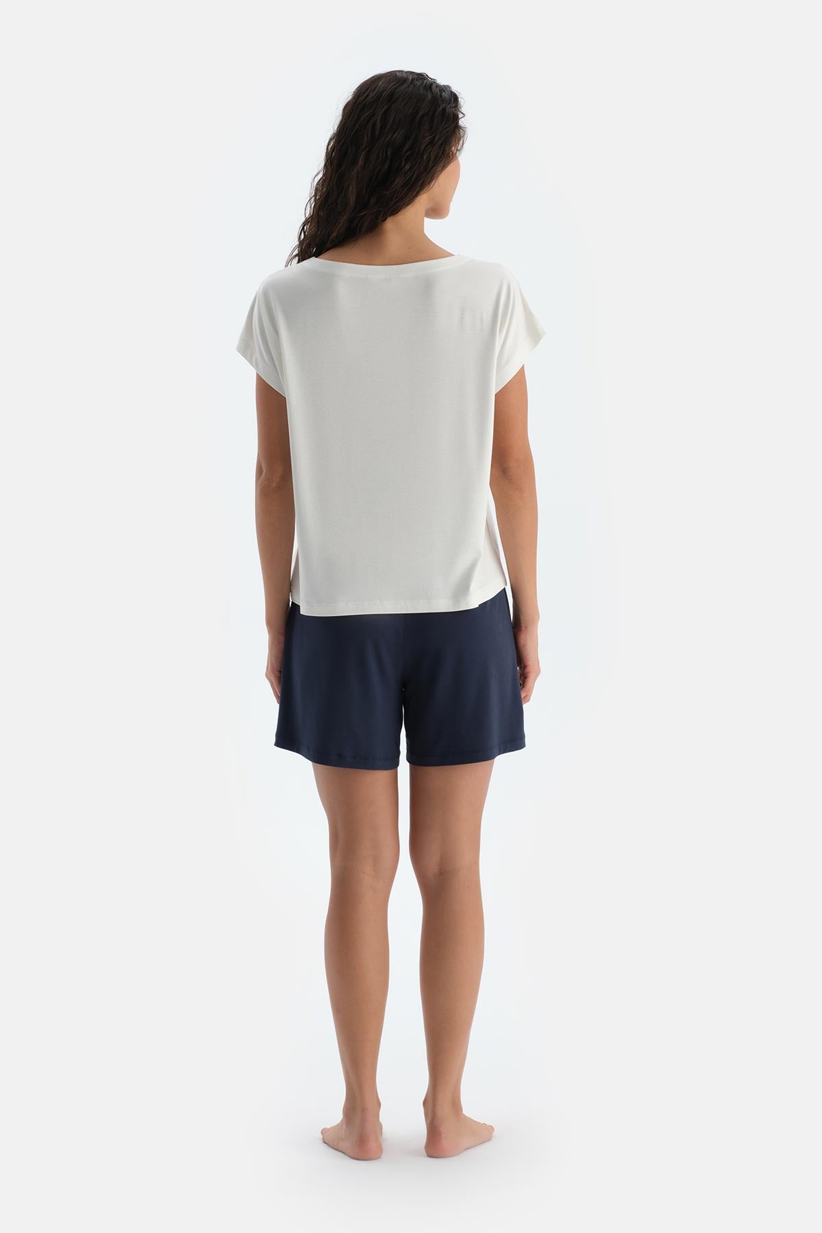 Kırık Beyaz Baskı Detaylı Kısa Kollu Tişört Şort Pijama Takımı