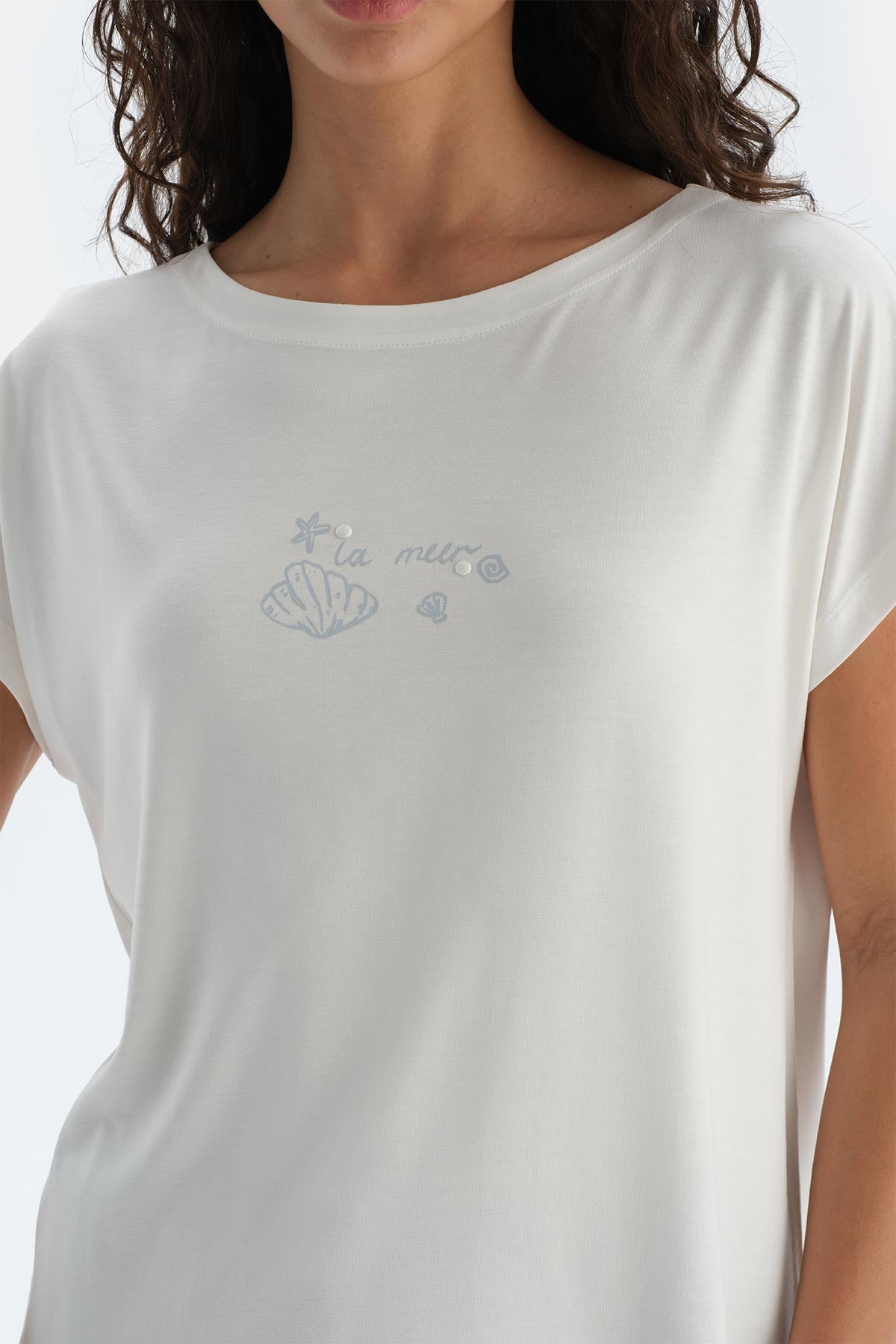 Kırık Beyaz Baskı Detaylı Kısa Kollu Tişört Şort Pijama Takımı