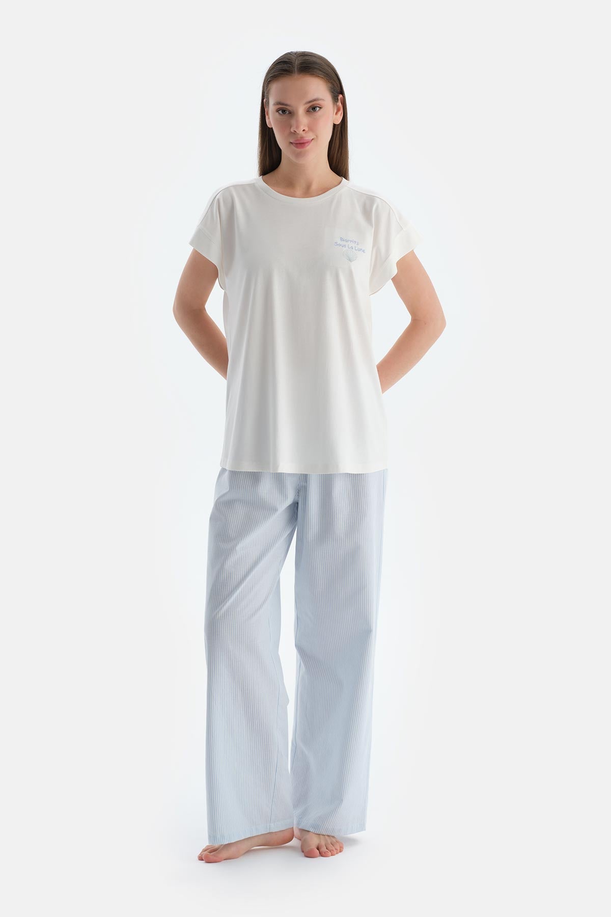 Kırık Beyaz Baskı Detaylı Altı Çizgili Tişört Pantolon Pijama Takımı