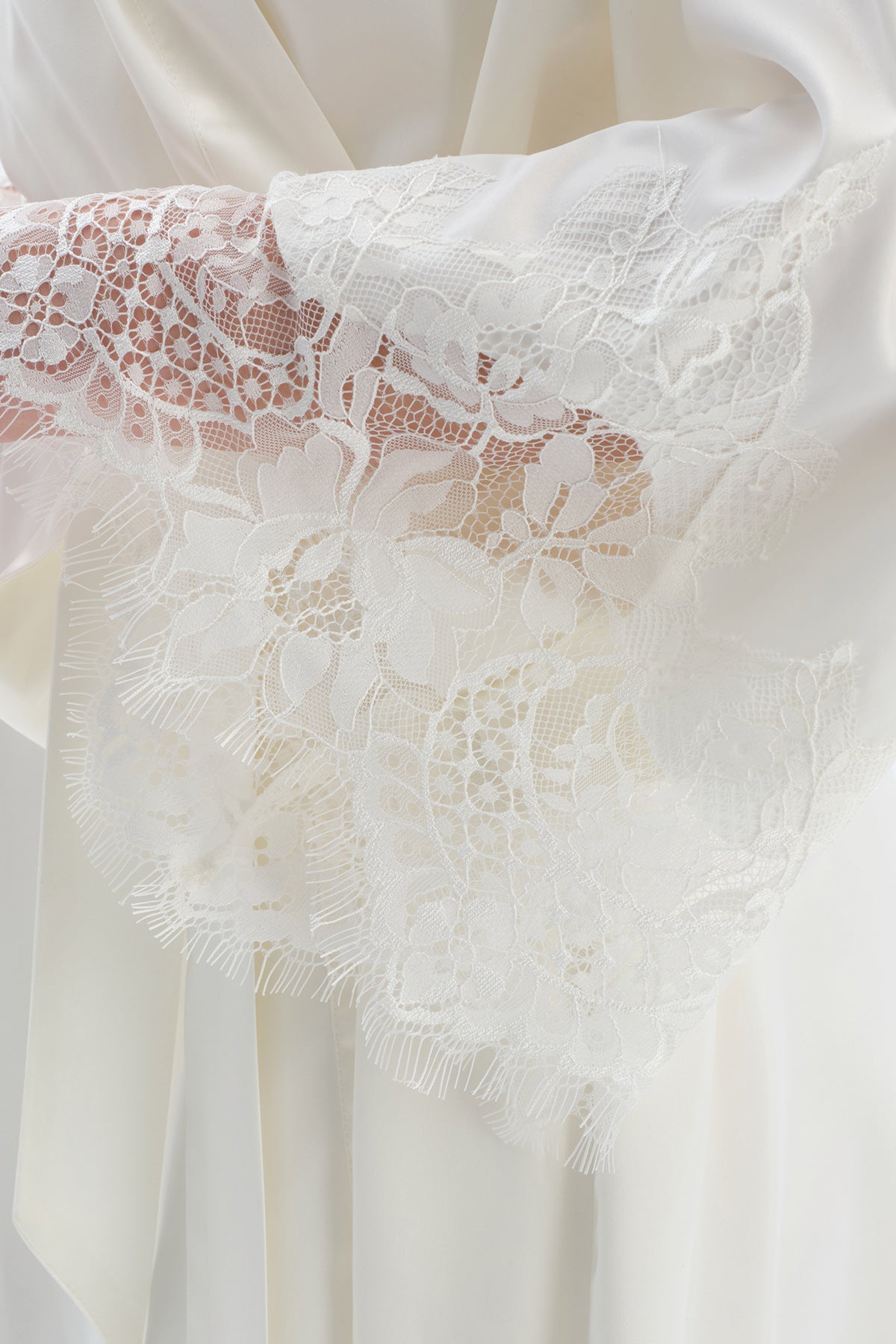 Kırık Beyaz Dantel Detaylı Saten Brıde Sabahlık