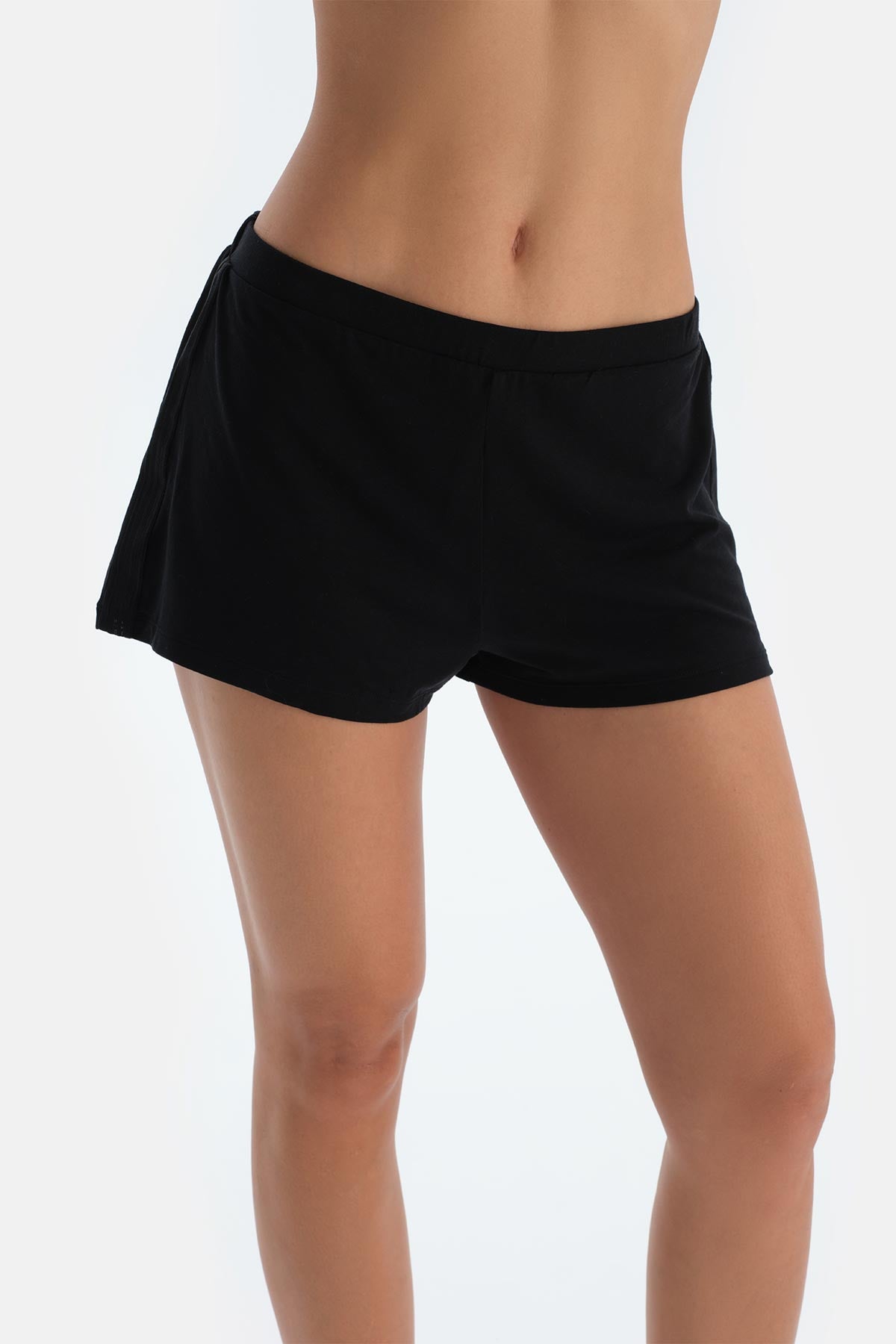 Siyah Basic Yanı Şerit Dantel Detaylı Şort