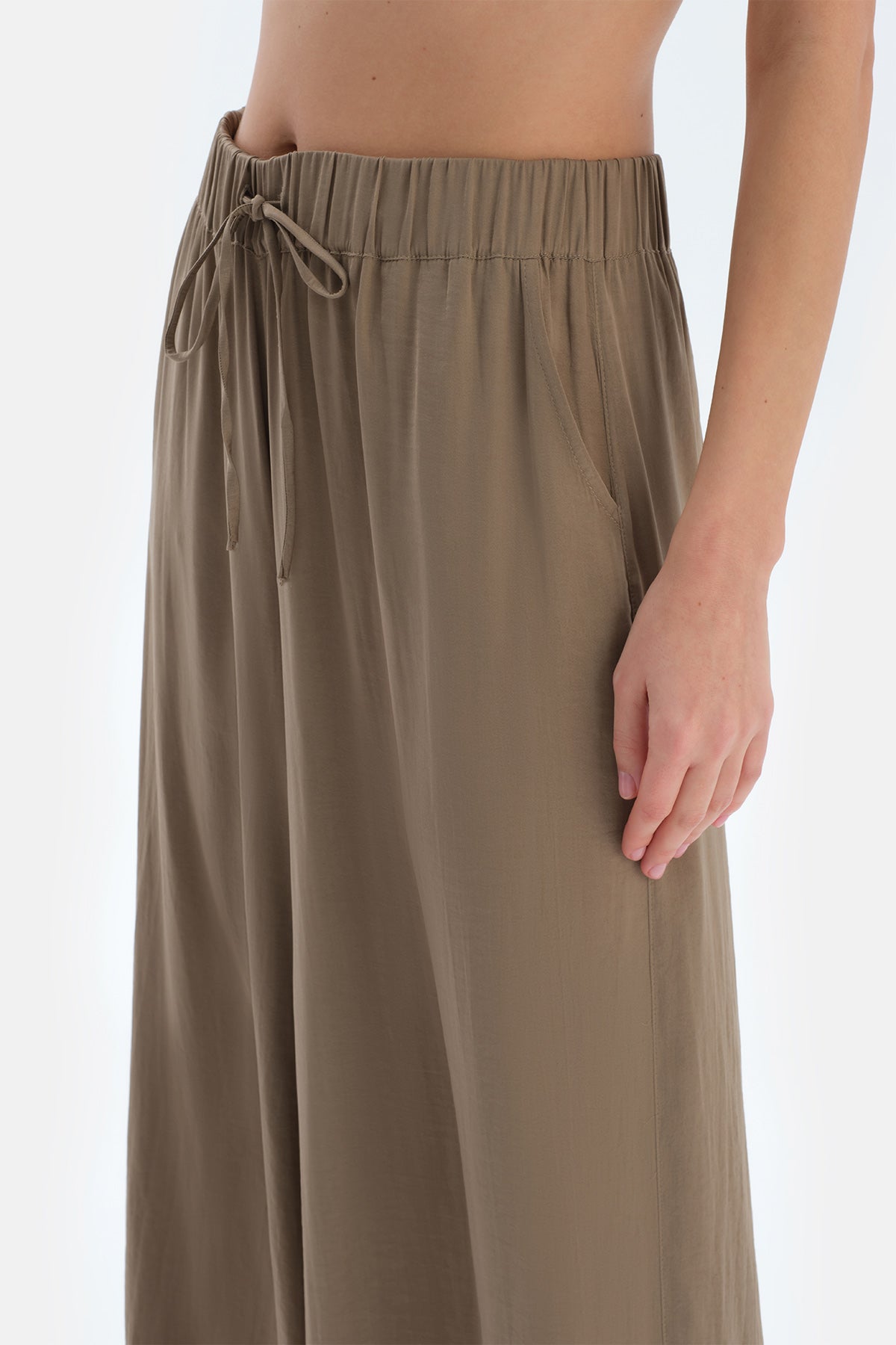 Haki Aksesuar Detaylı Saten Pantolon