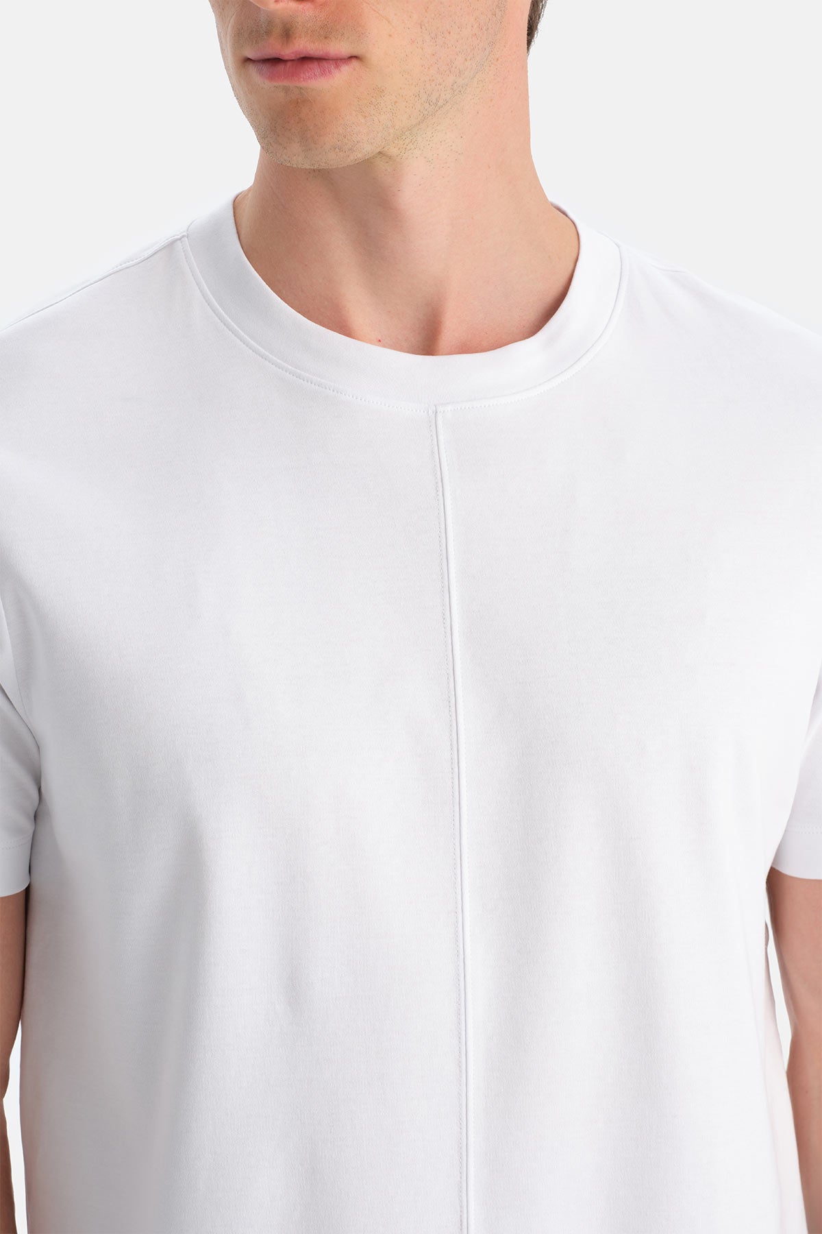 Kırık Beyaz Bis Yaka Ön Dikiş Detaylı Regular Tişört
