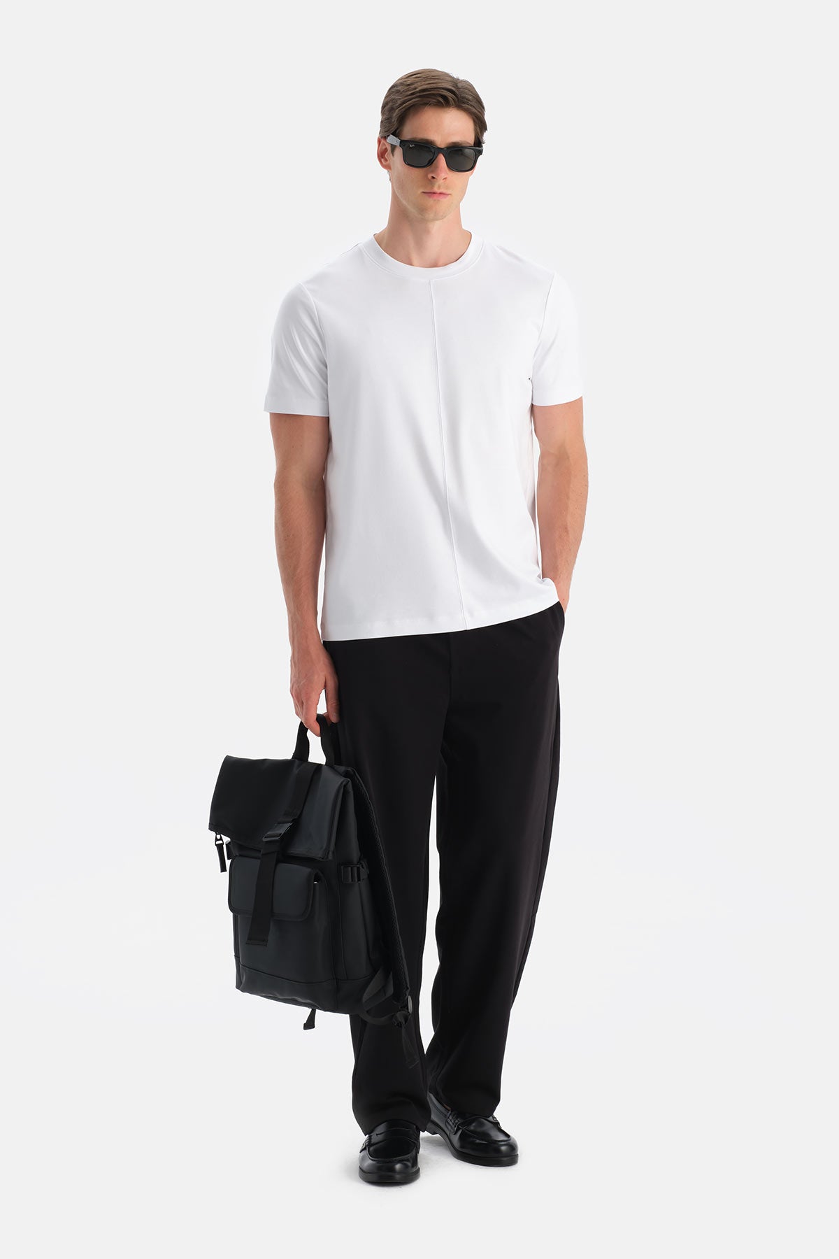 Kırık Beyaz Bis Yaka Ön Dikiş Detaylı Regular Tişört