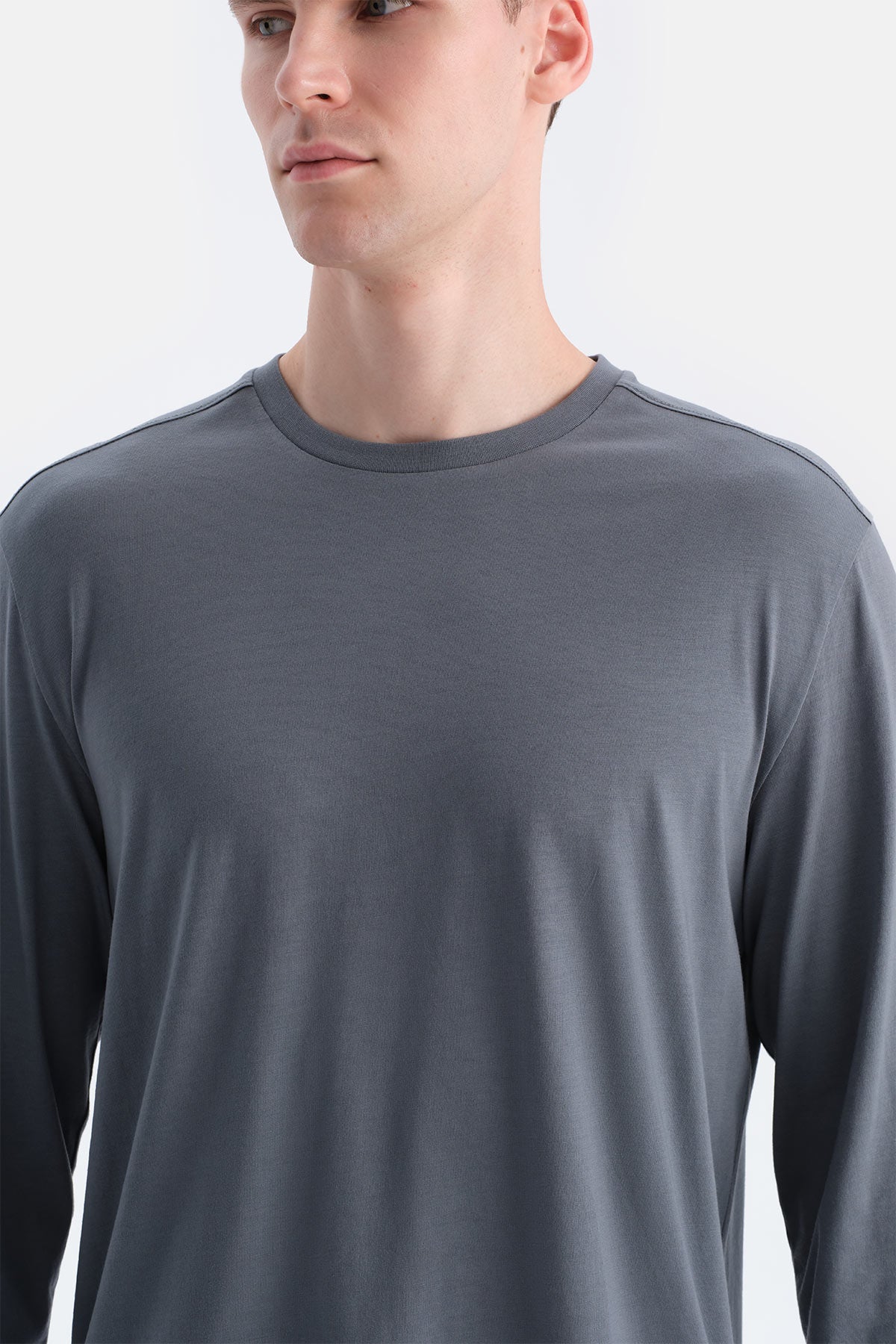 UZUN KOLLU DİKİŞ DETAYLI TİŞÖRT PANTOLON TAKIM