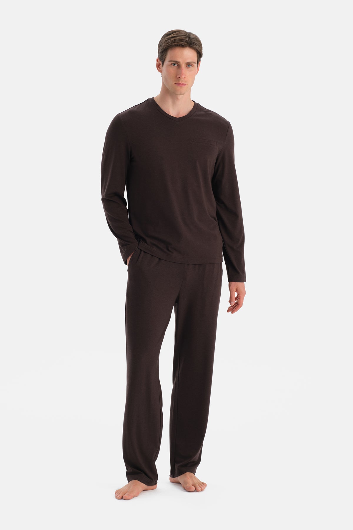 V YAKA CEP DETAYLI TİŞÖRT PANTOLON TAKIM