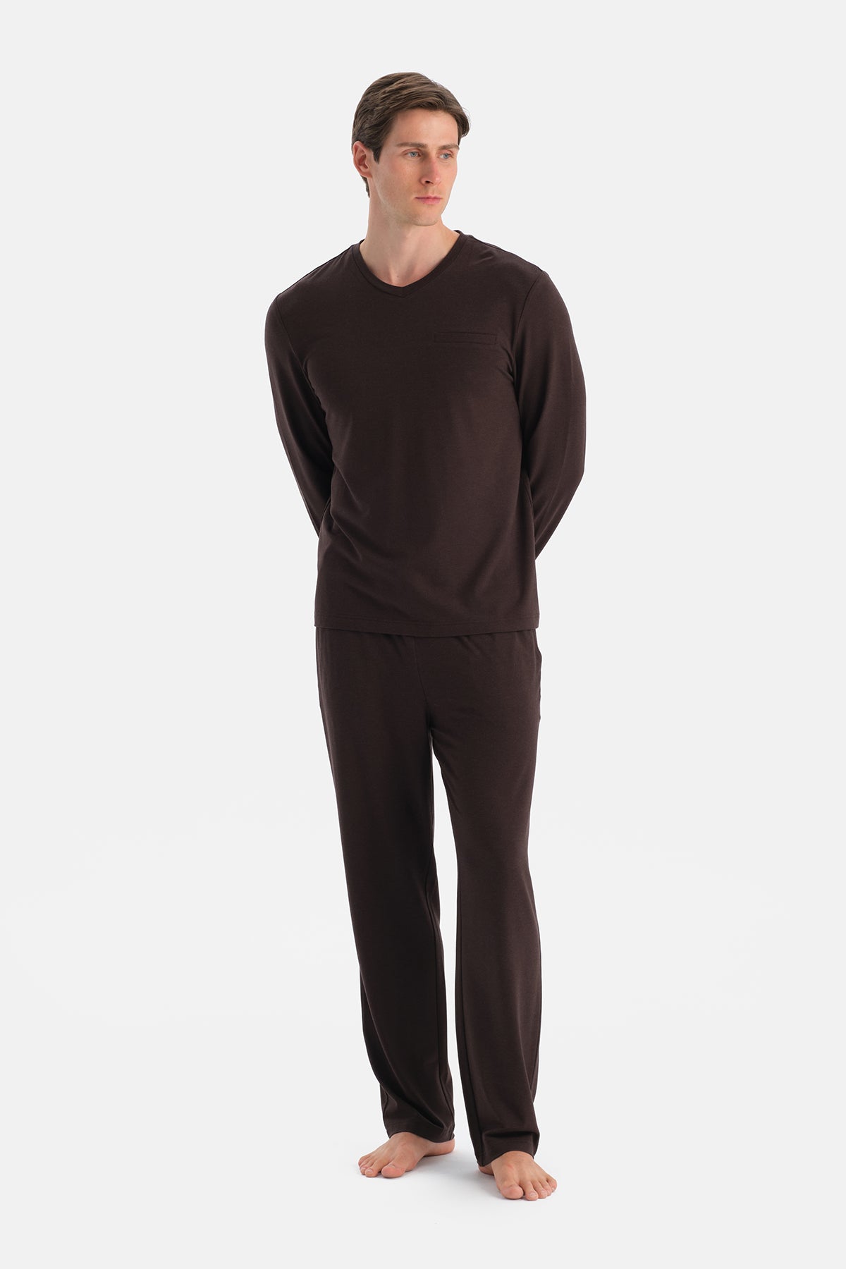 V YAKA CEP DETAYLI TİŞÖRT PANTOLON TAKIM