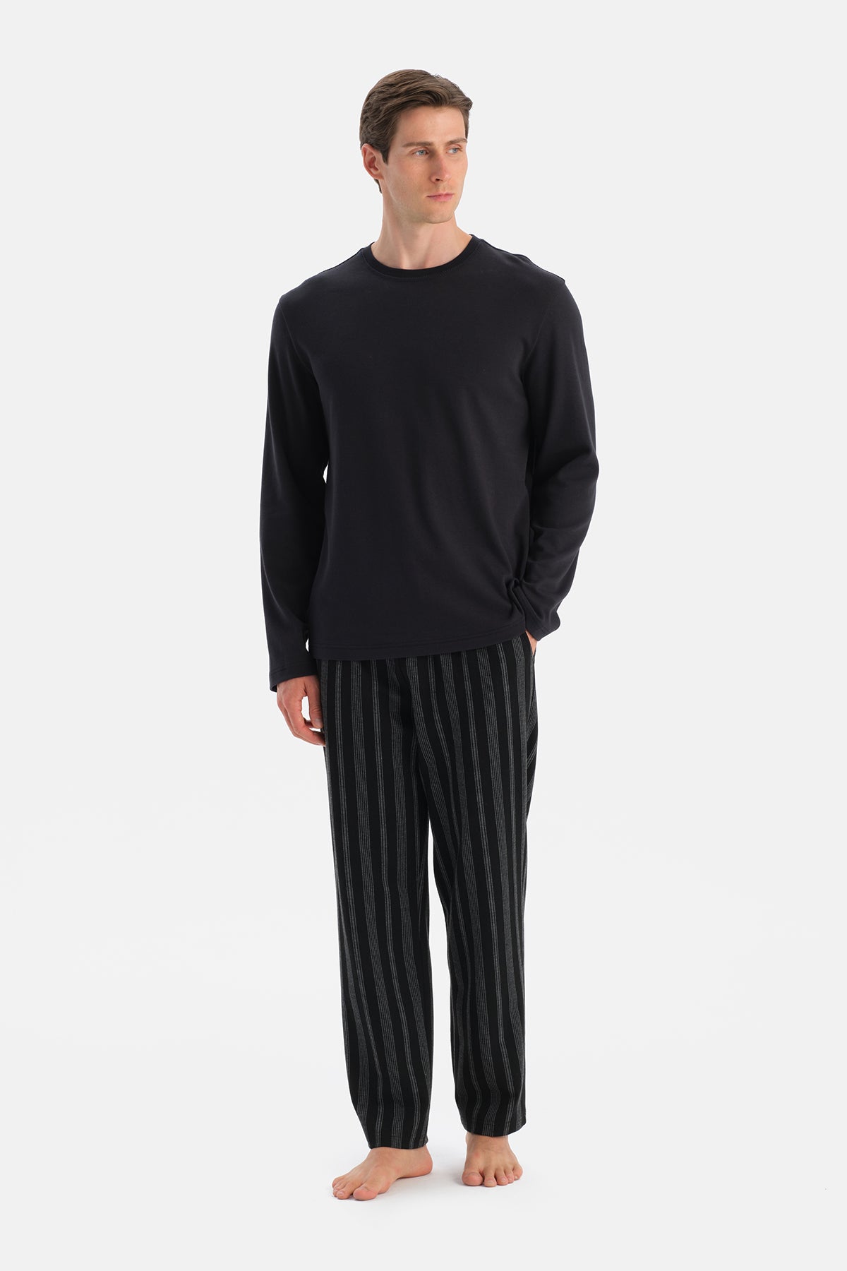 YAKA DETAYLI TİŞÖRT PANTOLON TAKIM