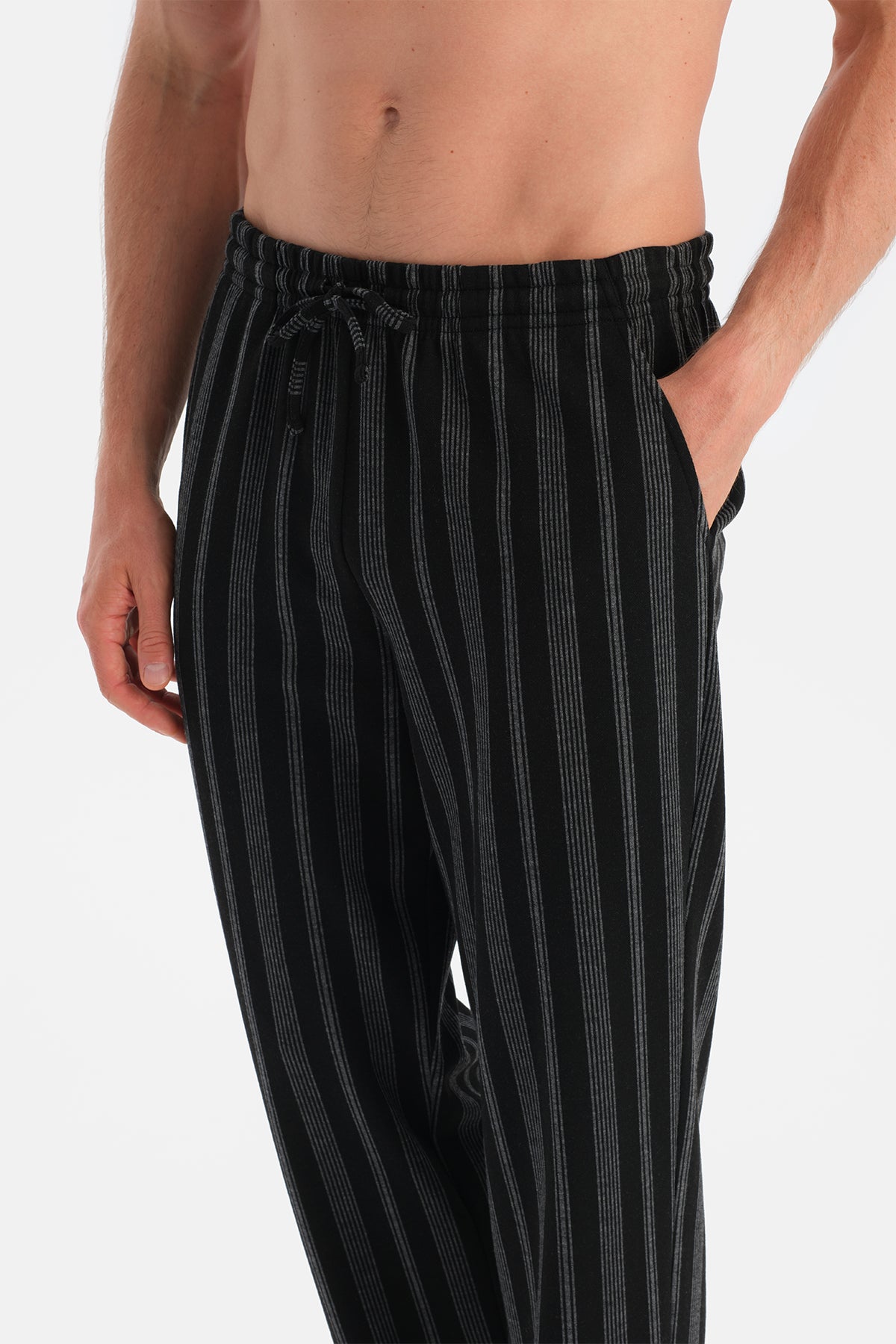 YAKA DETAYLI TİŞÖRT PANTOLON TAKIM