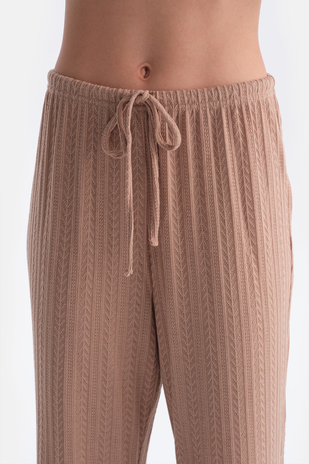 Bej Örgü Detaylı Pantolon