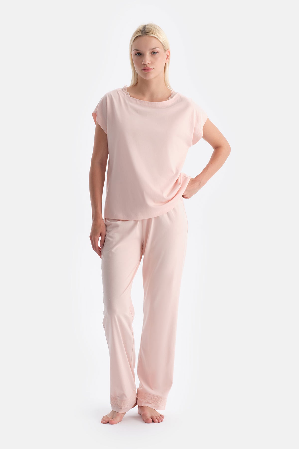 Açık Somon Dantel Detaylı Kayık Yaka Tişört Pantolon Takım