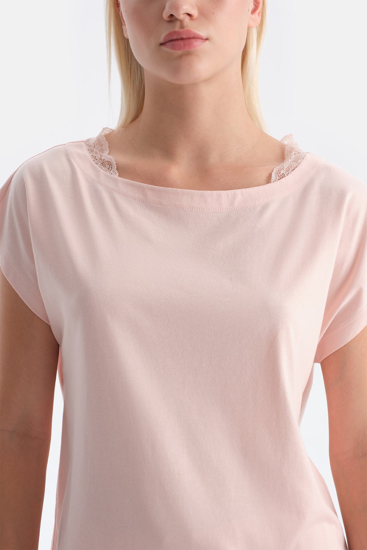 Açık Somon Dantel Detaylı Kayık Yaka Tişört Pantolon Takım