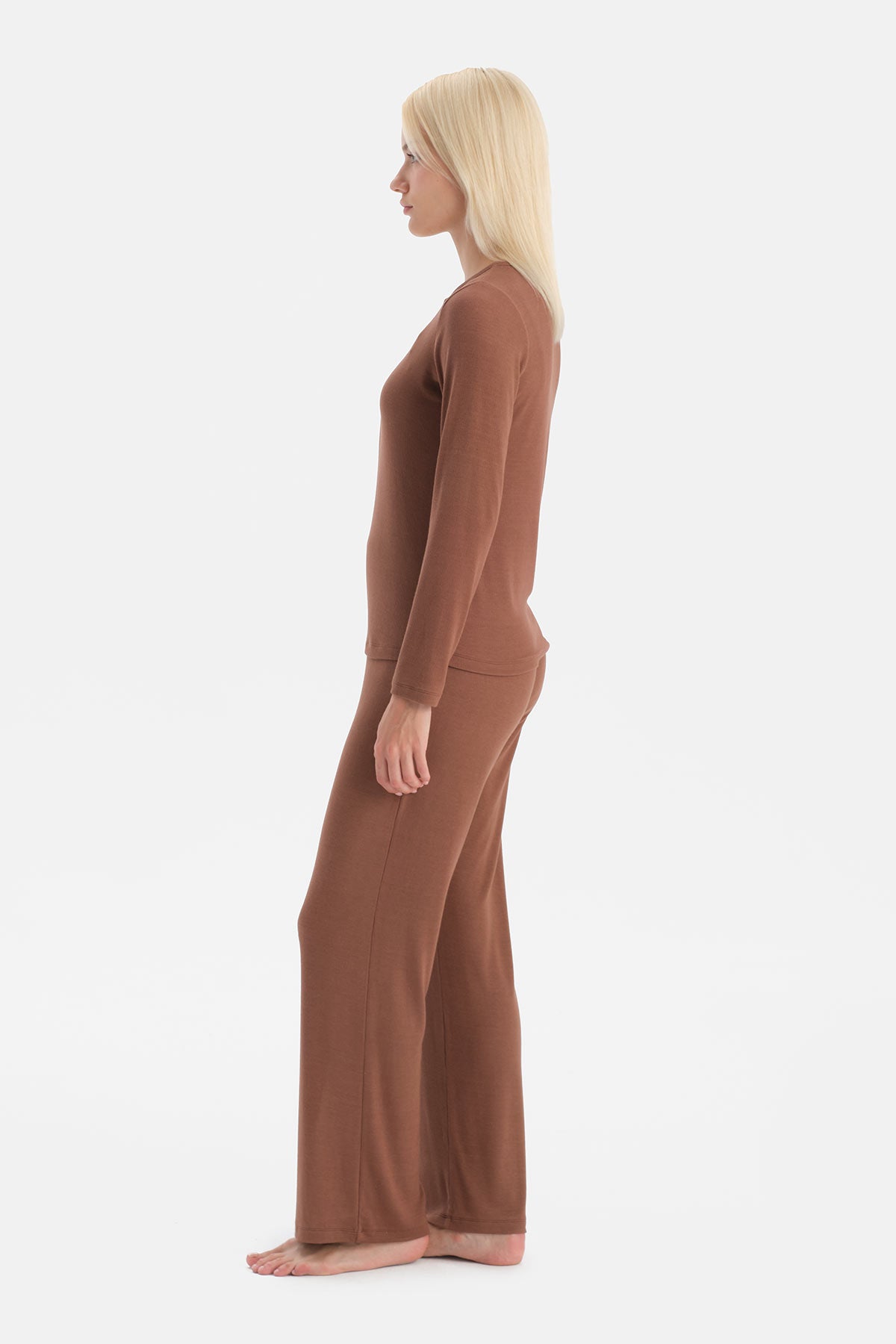 Sütlü Kahve V Yaka Kaşkorse Tişört Pantolon Takım