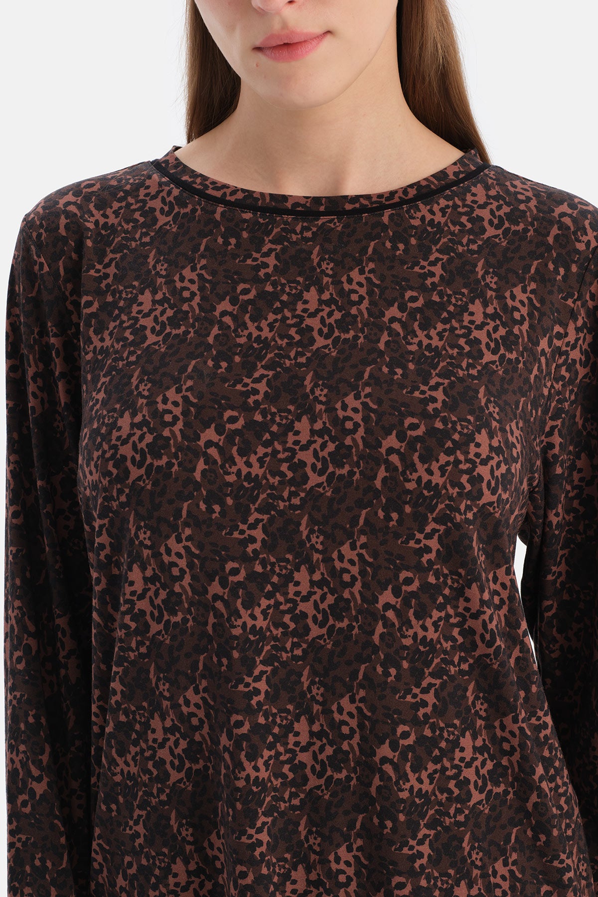 Koyu Kahve Leopar Desenli Kayık Yaka Tişört Pantolon Takım