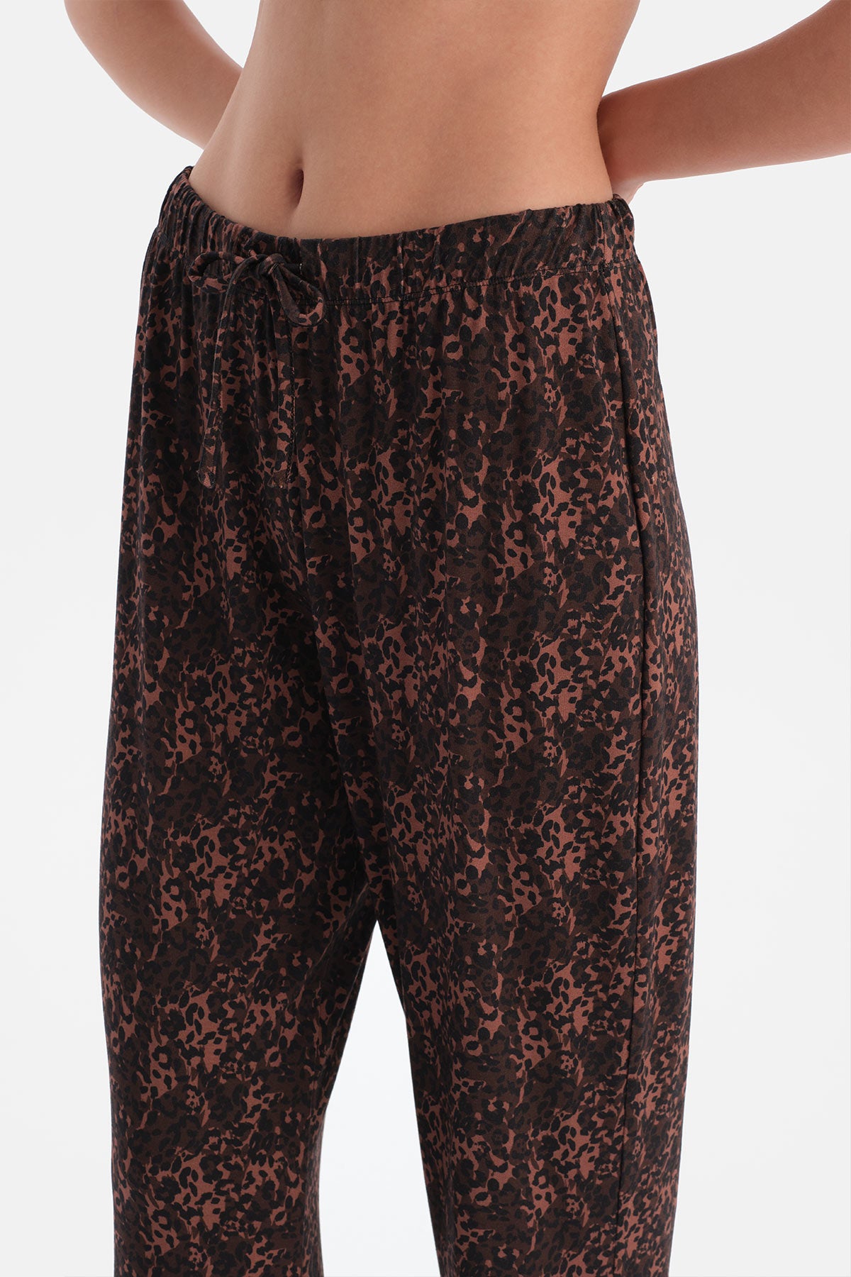 Koyu Kahve Leopar Desenli Kayık Yaka Tişört Pantolon Takım