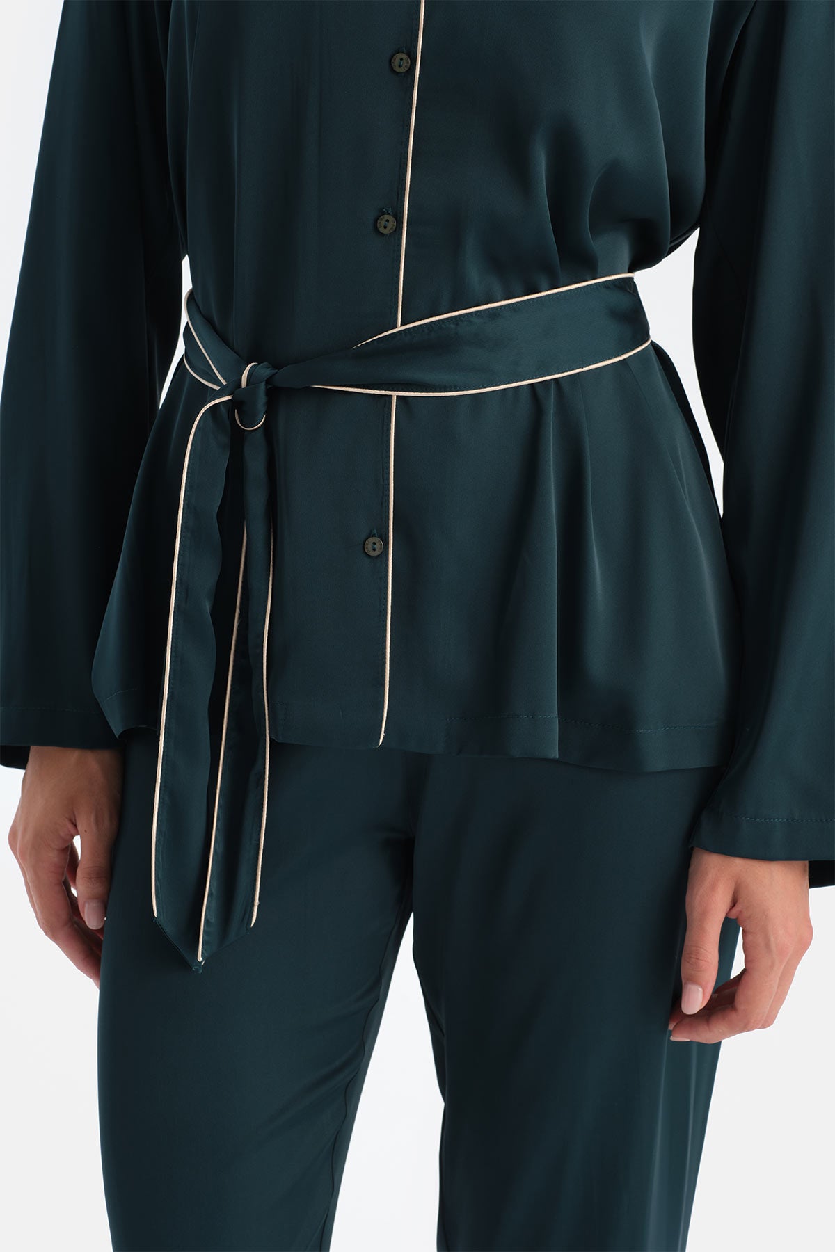 Koyu Yeşil Biye Detaylı Saten Bağlamalı Gömlek