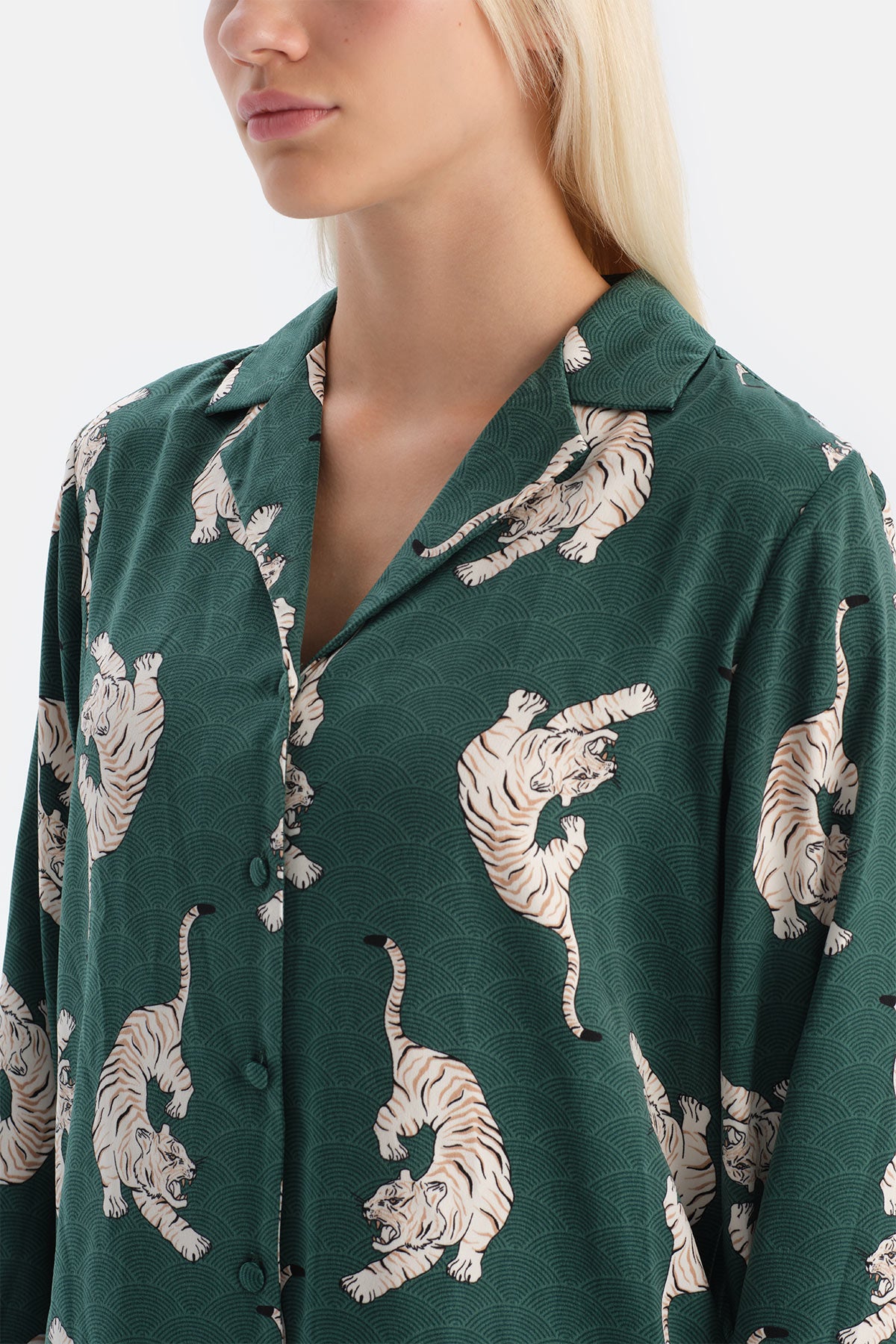 Koyu Yeşil Leopar Desenli Saten Gömlek