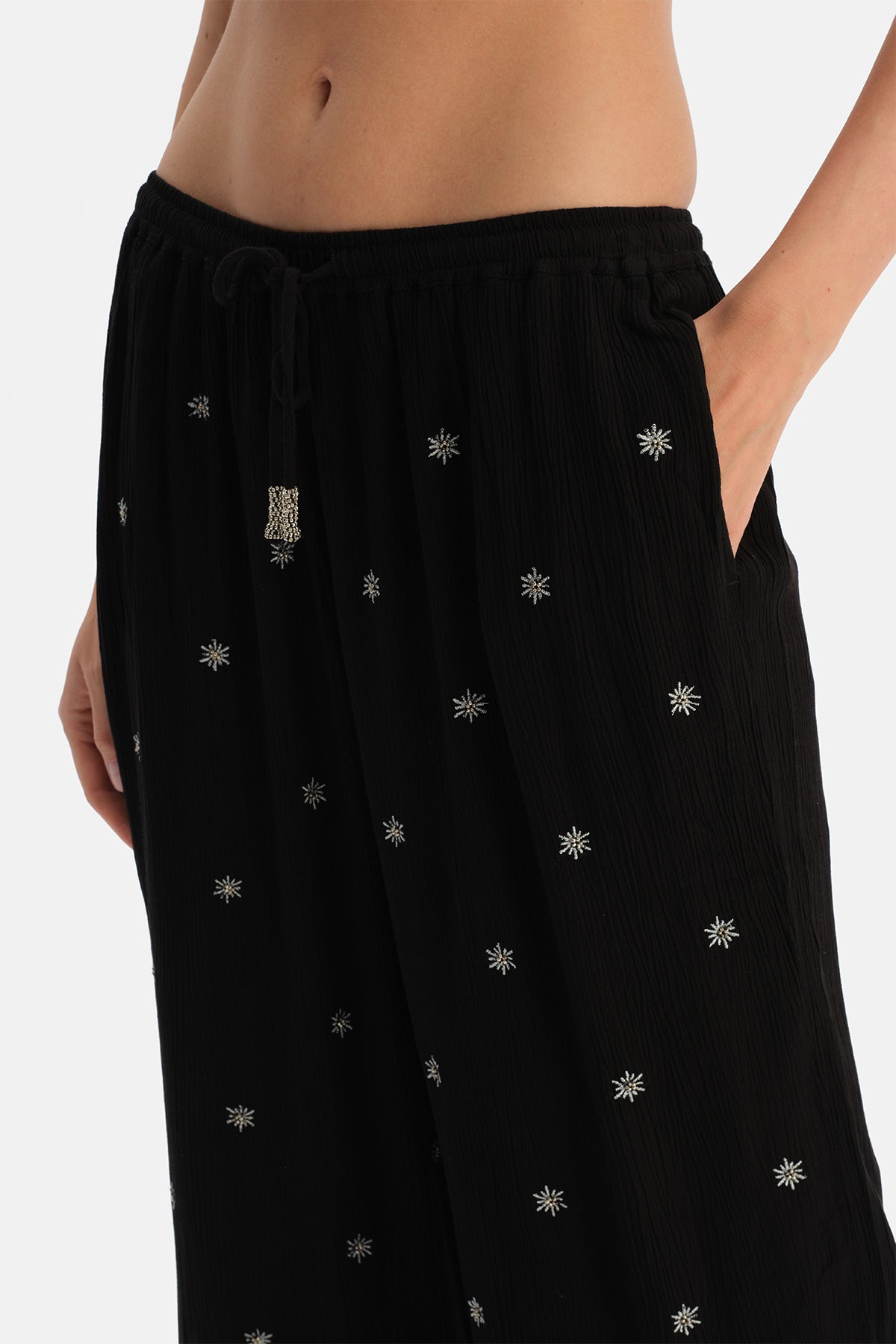 Siyah İşleme Detaylı Pantolon