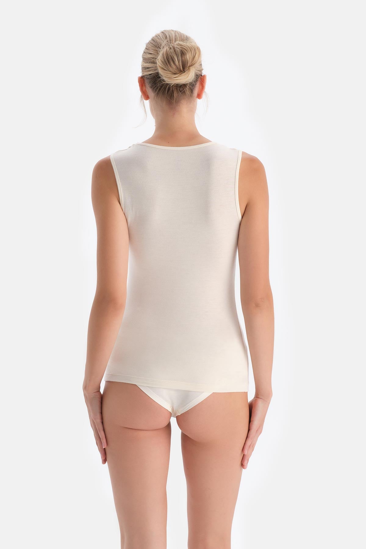 Ekru Modal Kaşmir Dantel Detaylı V Yaka Kolsuz Bluz