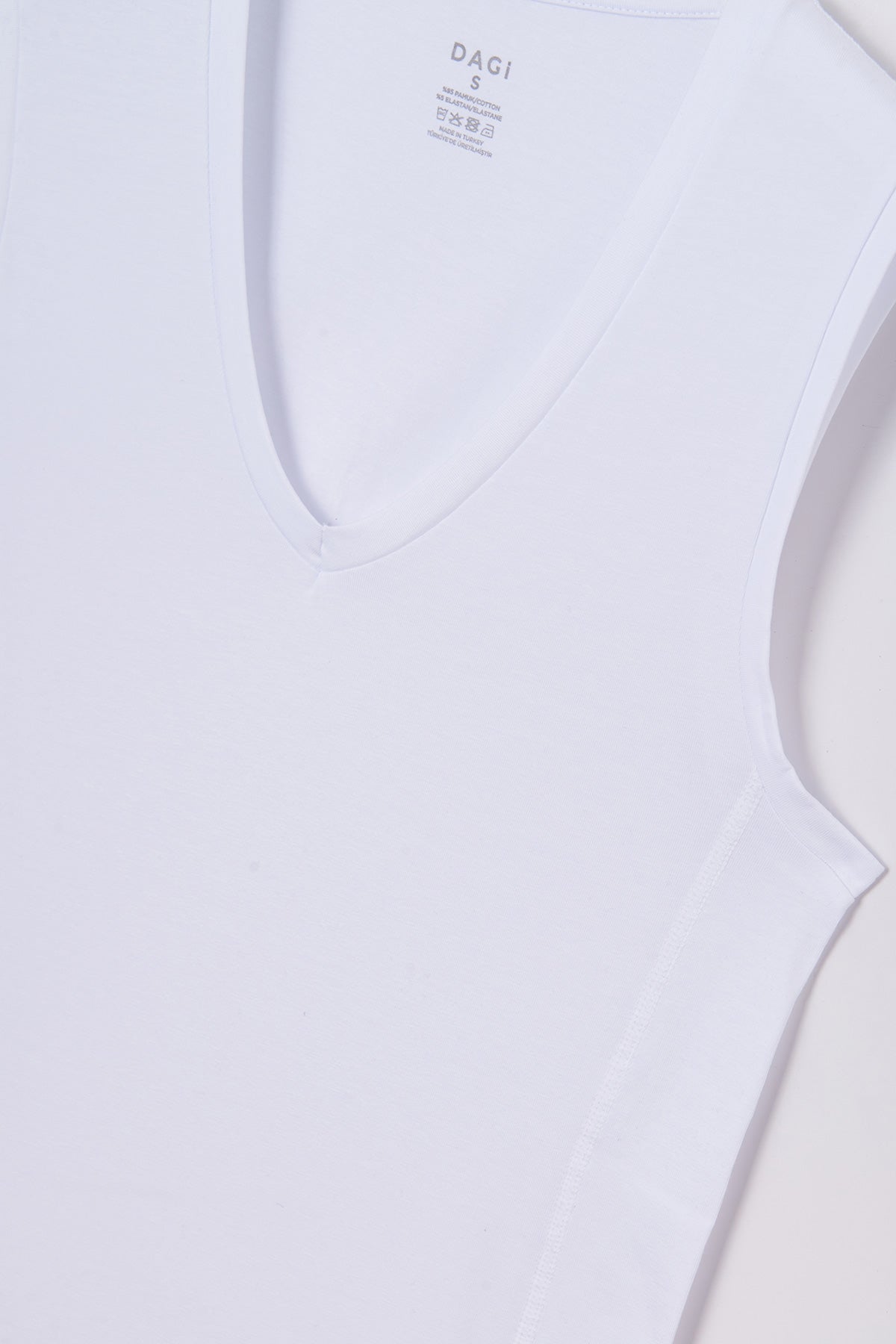 WHITE T-SHIRT SLEEVLESS