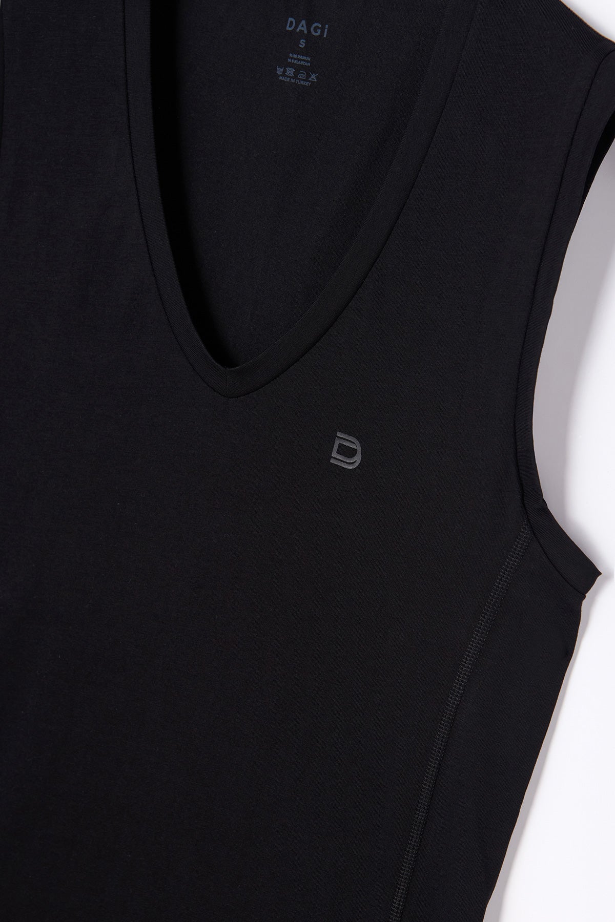 BLACK T-SHIRT SLEEVLESS