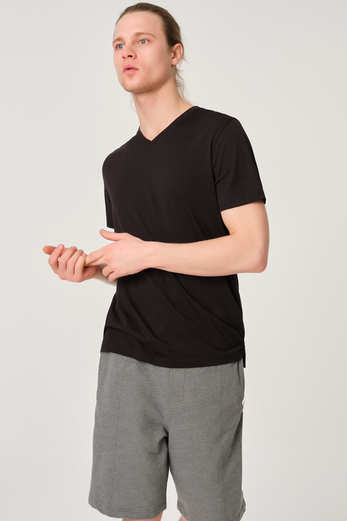 Siyah V Yaka Erkek T-Shirt