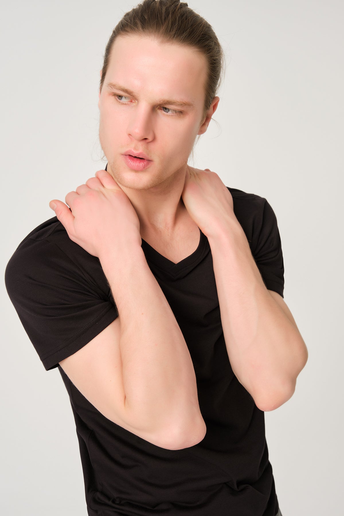 Siyah V Yaka Erkek T-Shirt