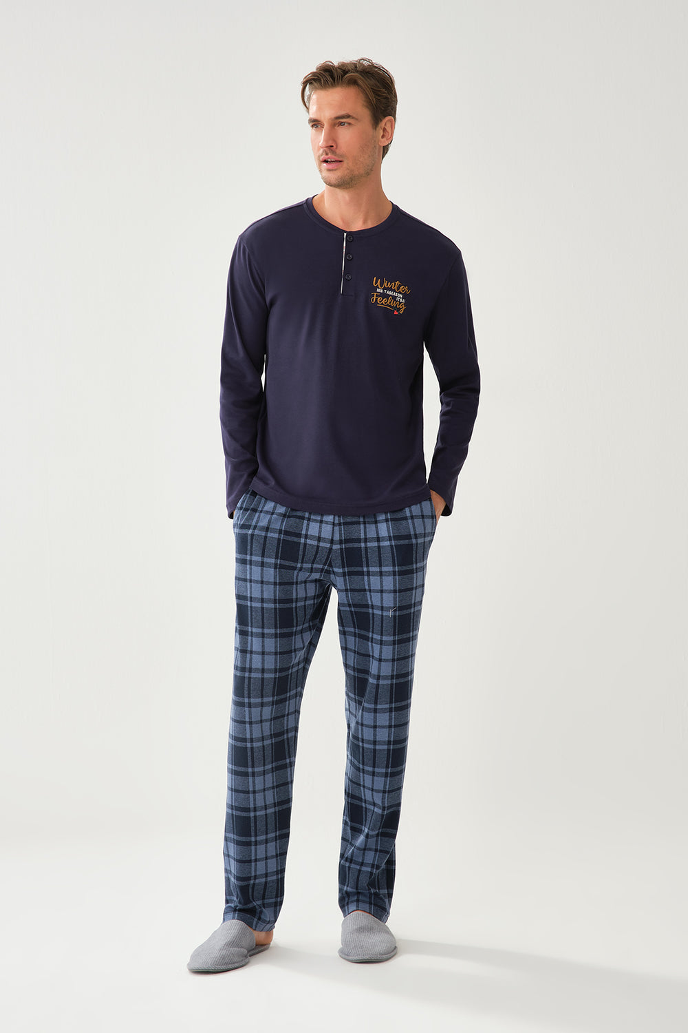NAVY SWEATSHIRT