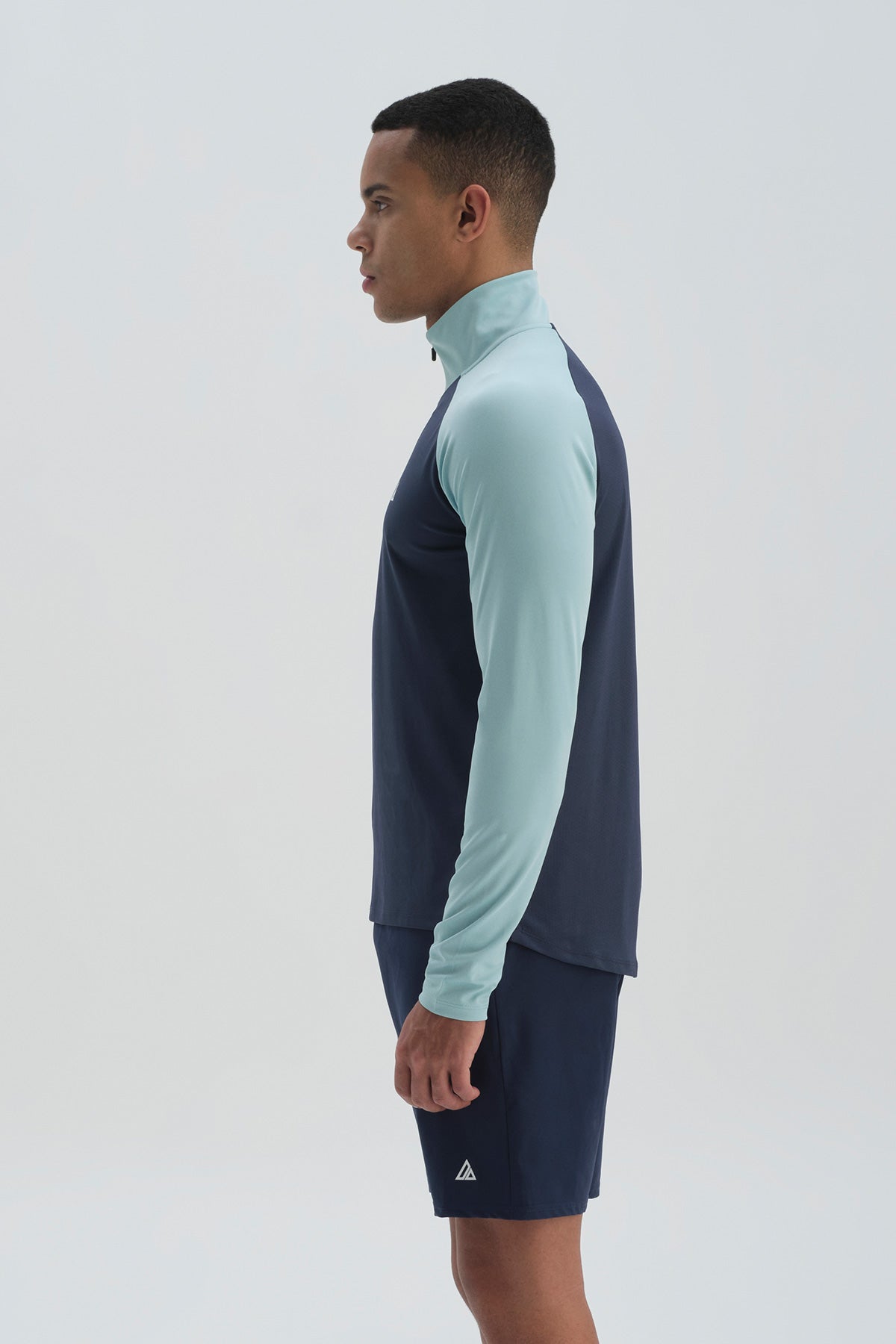 NAVY SWEATSHIRT