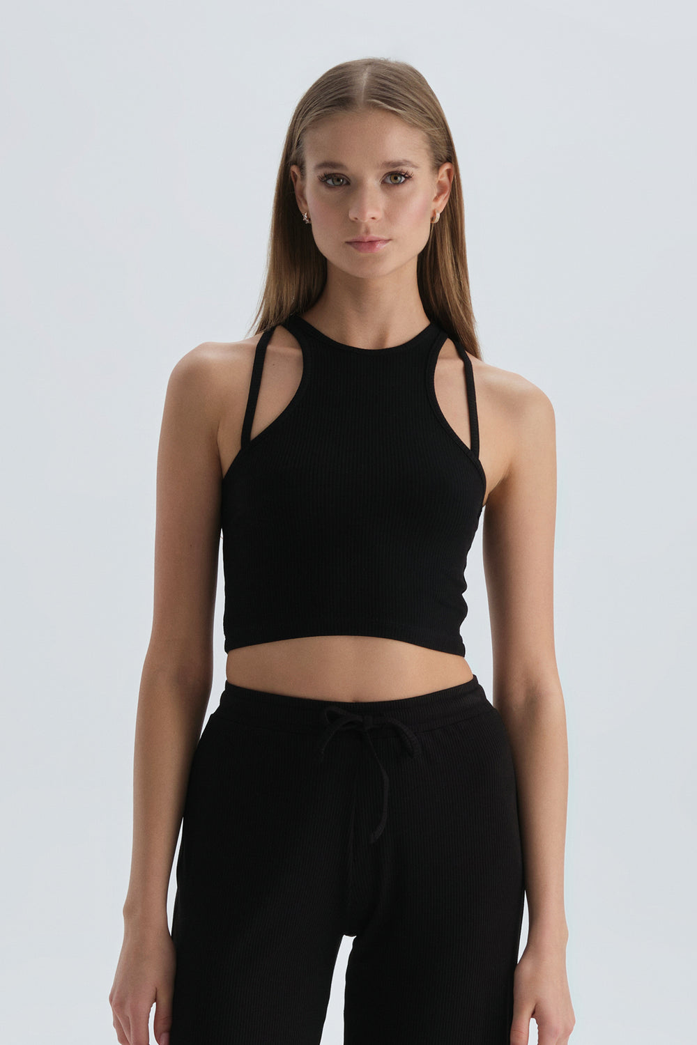 Siyah Ip Askılı Halter Yaka Crop Atlet